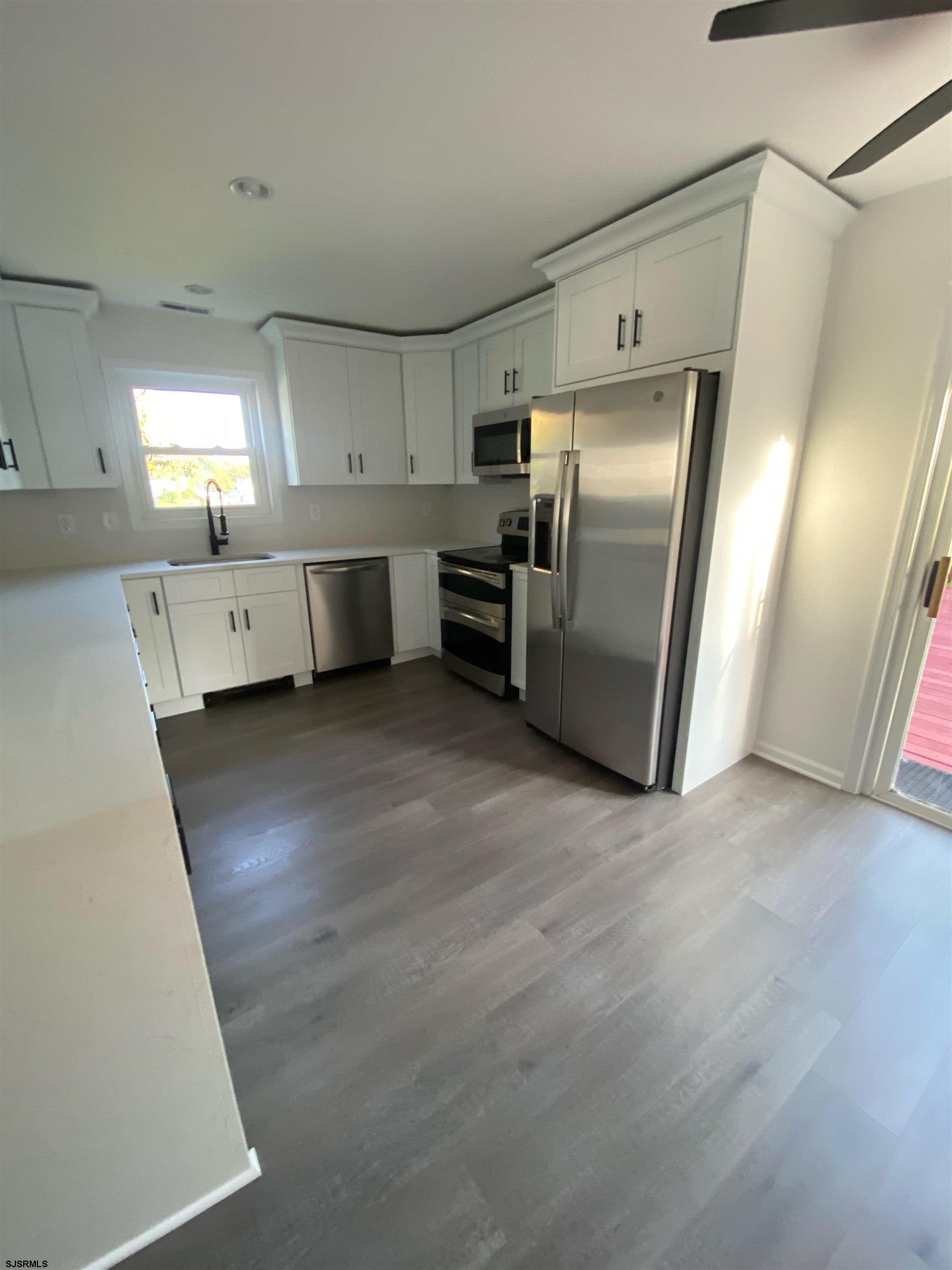 1 W lee Ave