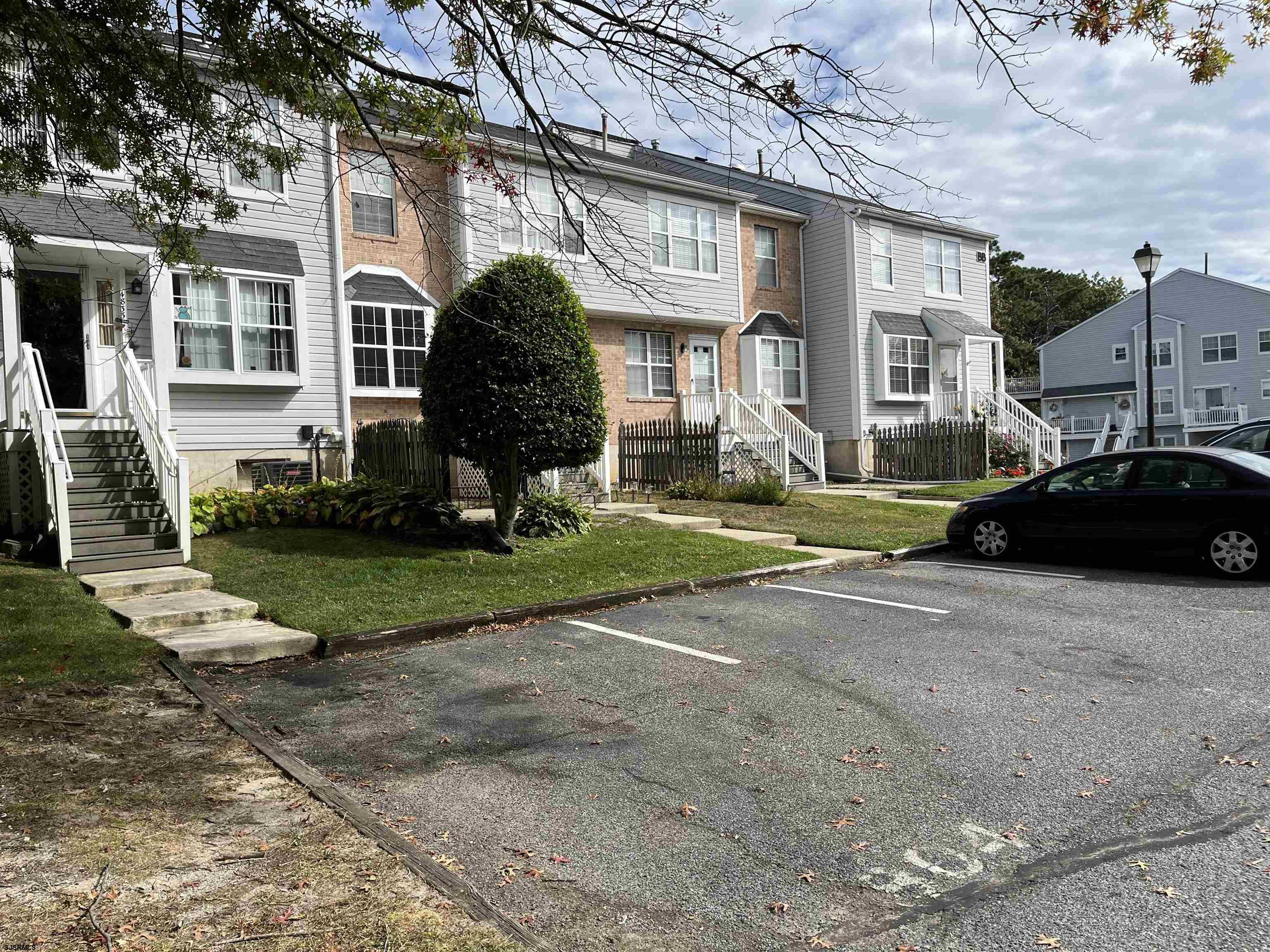 4833 Hawthorne Ave Unit: 4833-216