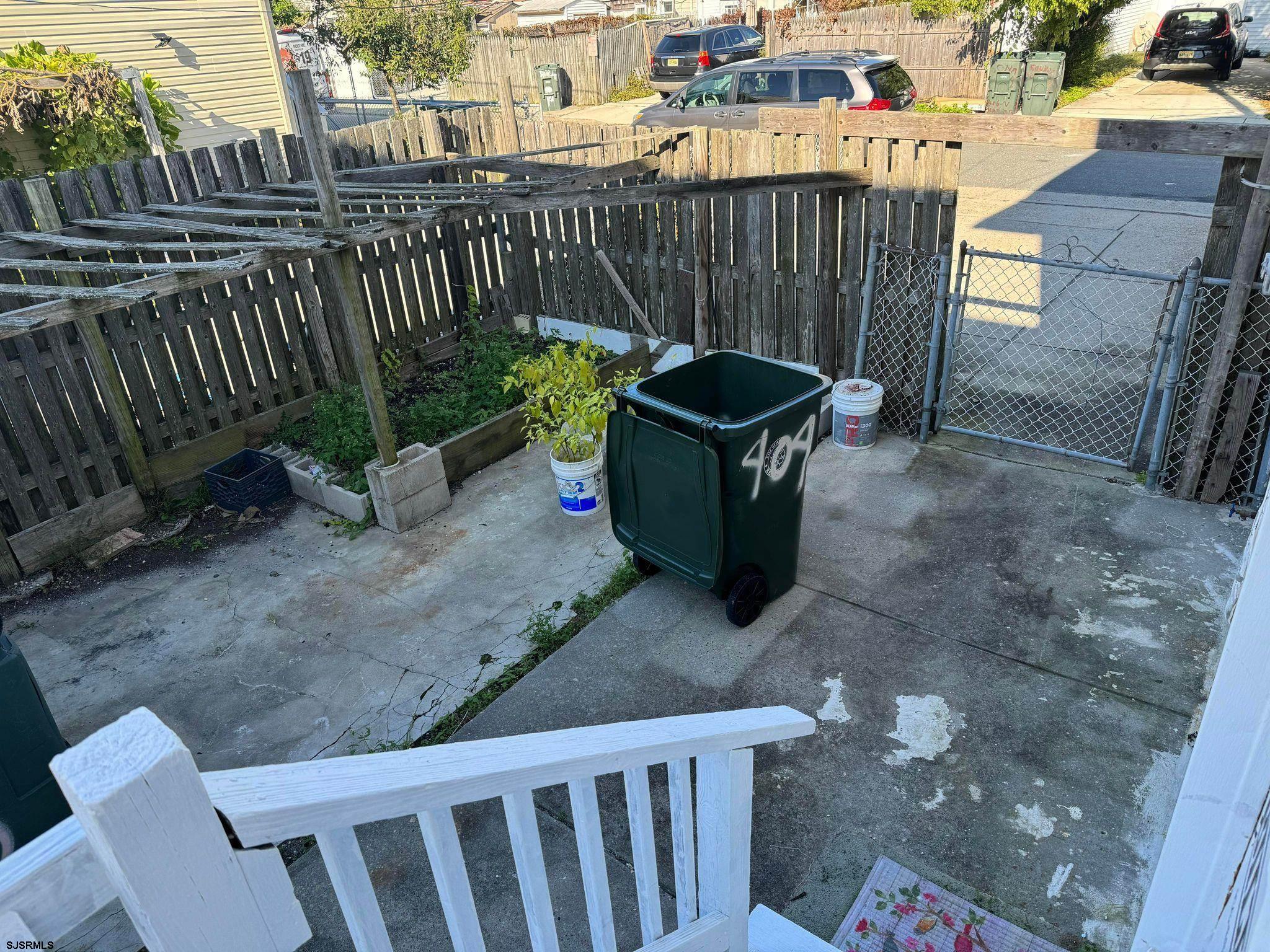 404 N WARRENA ROAD