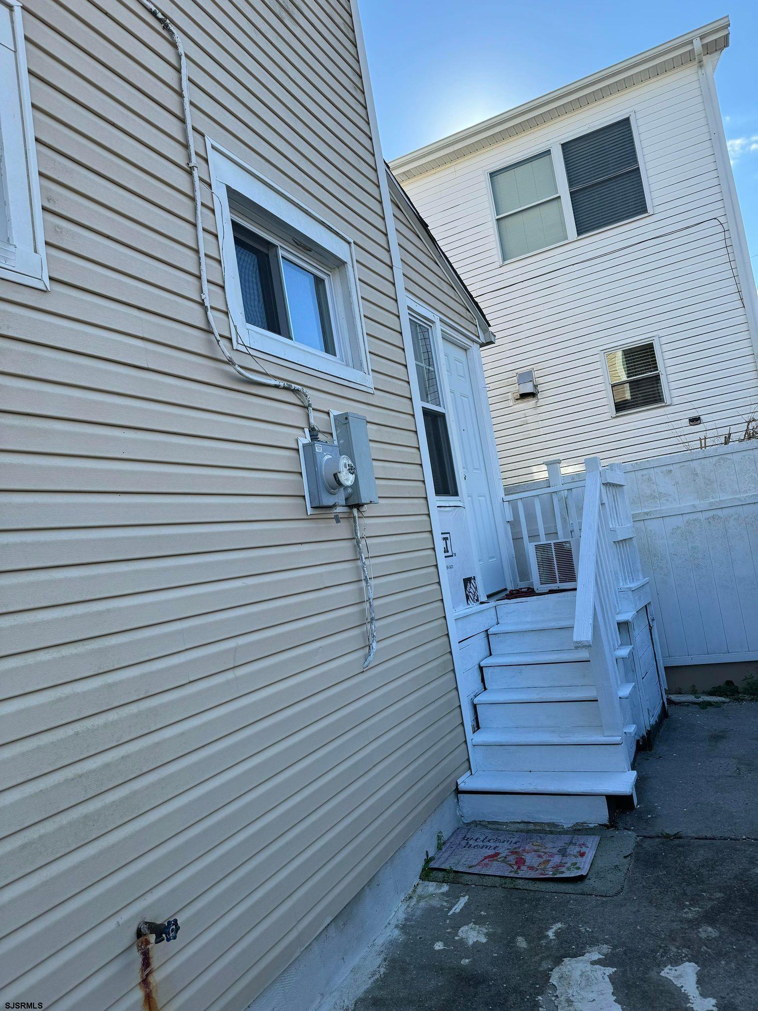 404 N WARRENA ROAD