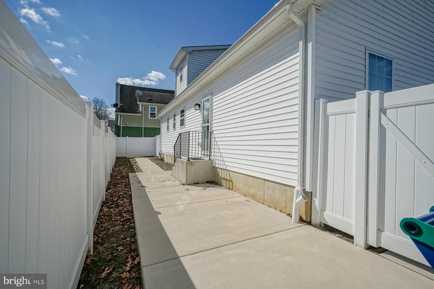 332 French St
