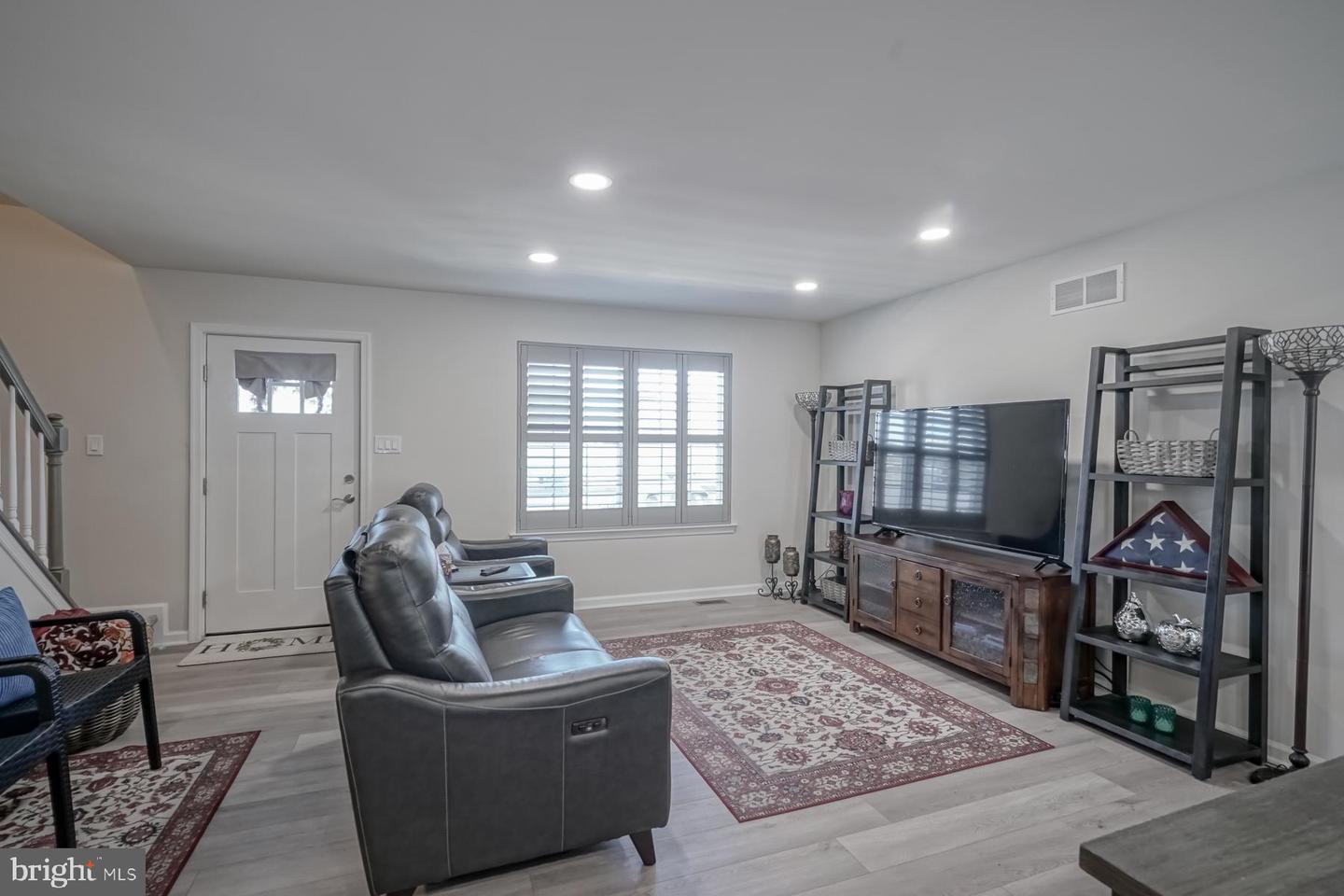 332 French St