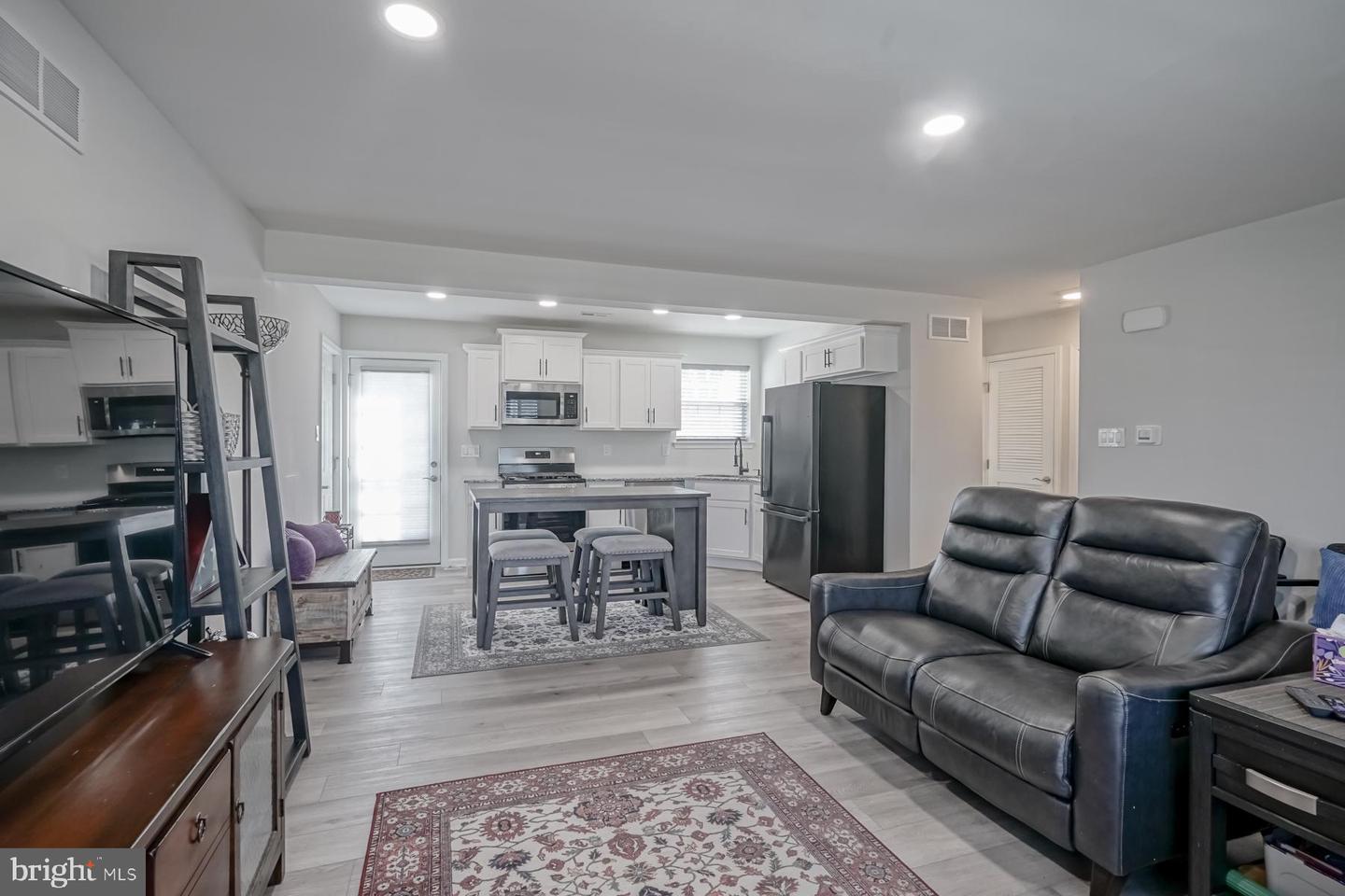 332 French St