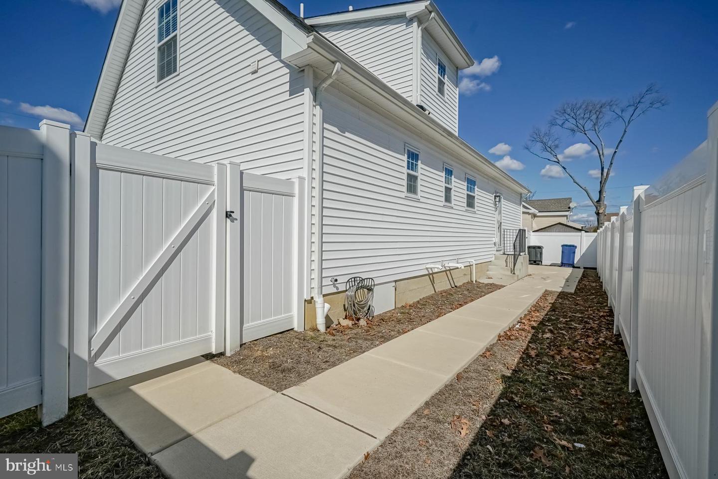 332 French St