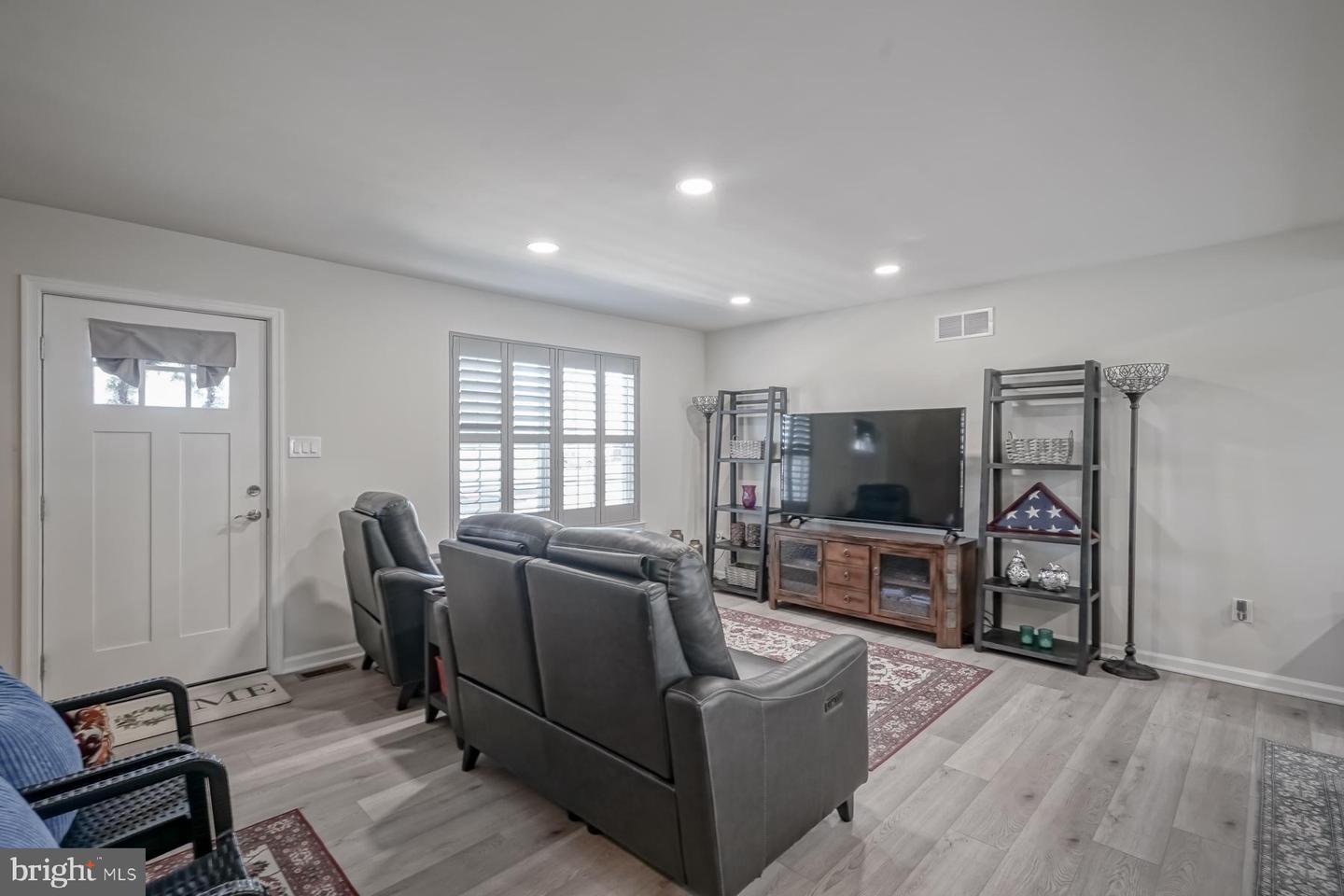 332 French St