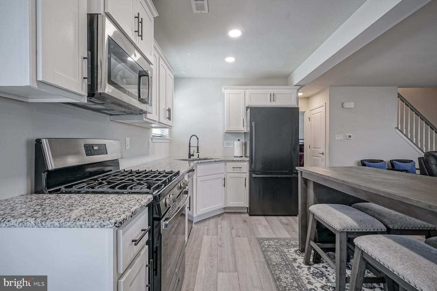 332 French St