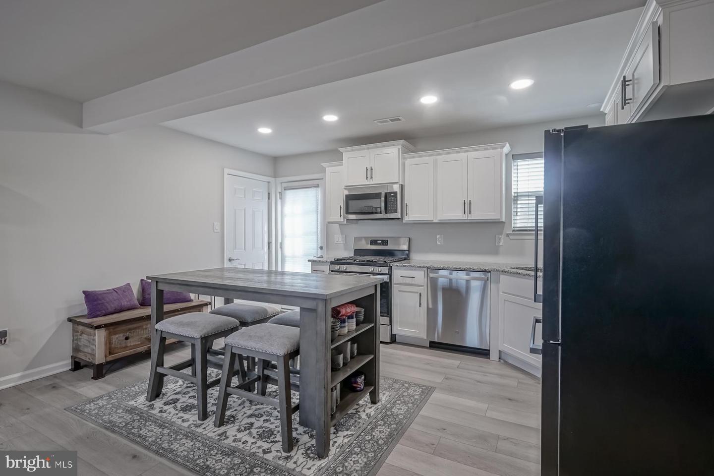 332 French St