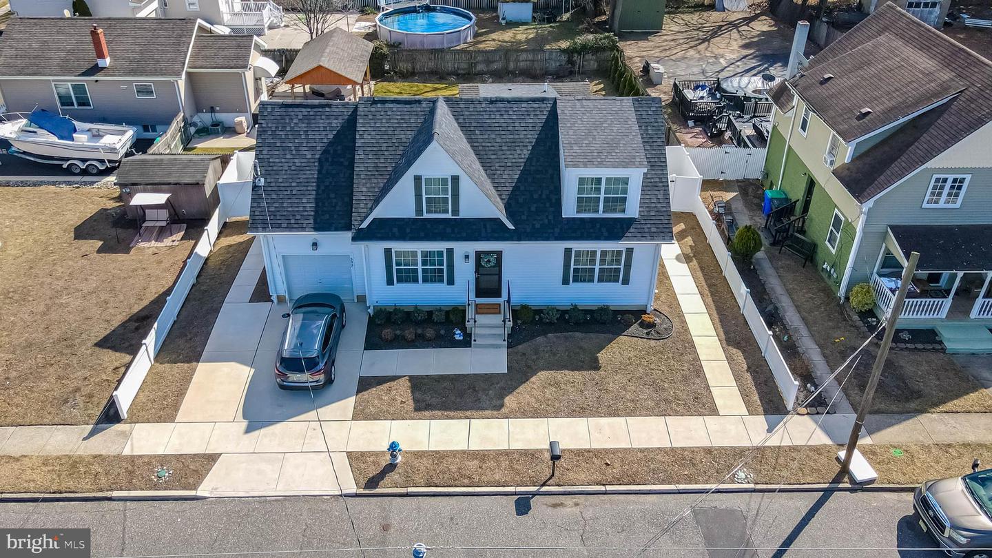 332 French St