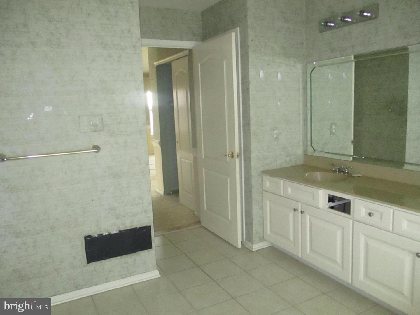 4 Westbury Dr