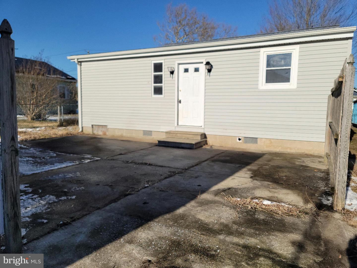 124 E Jacksonville Ave