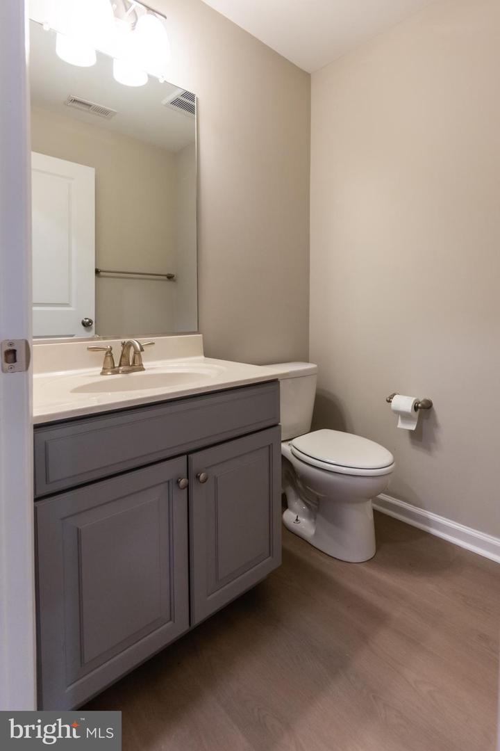 2403 FARMALL LN