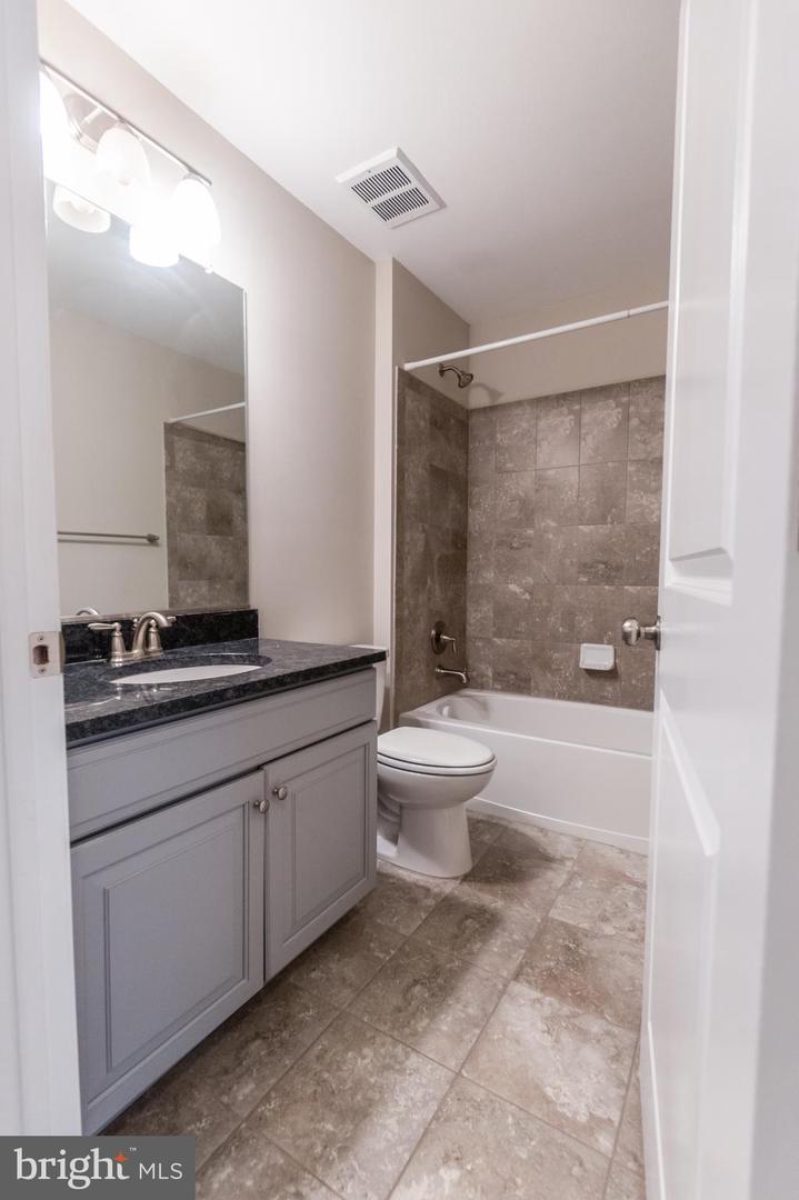 2403 FARMALL LN