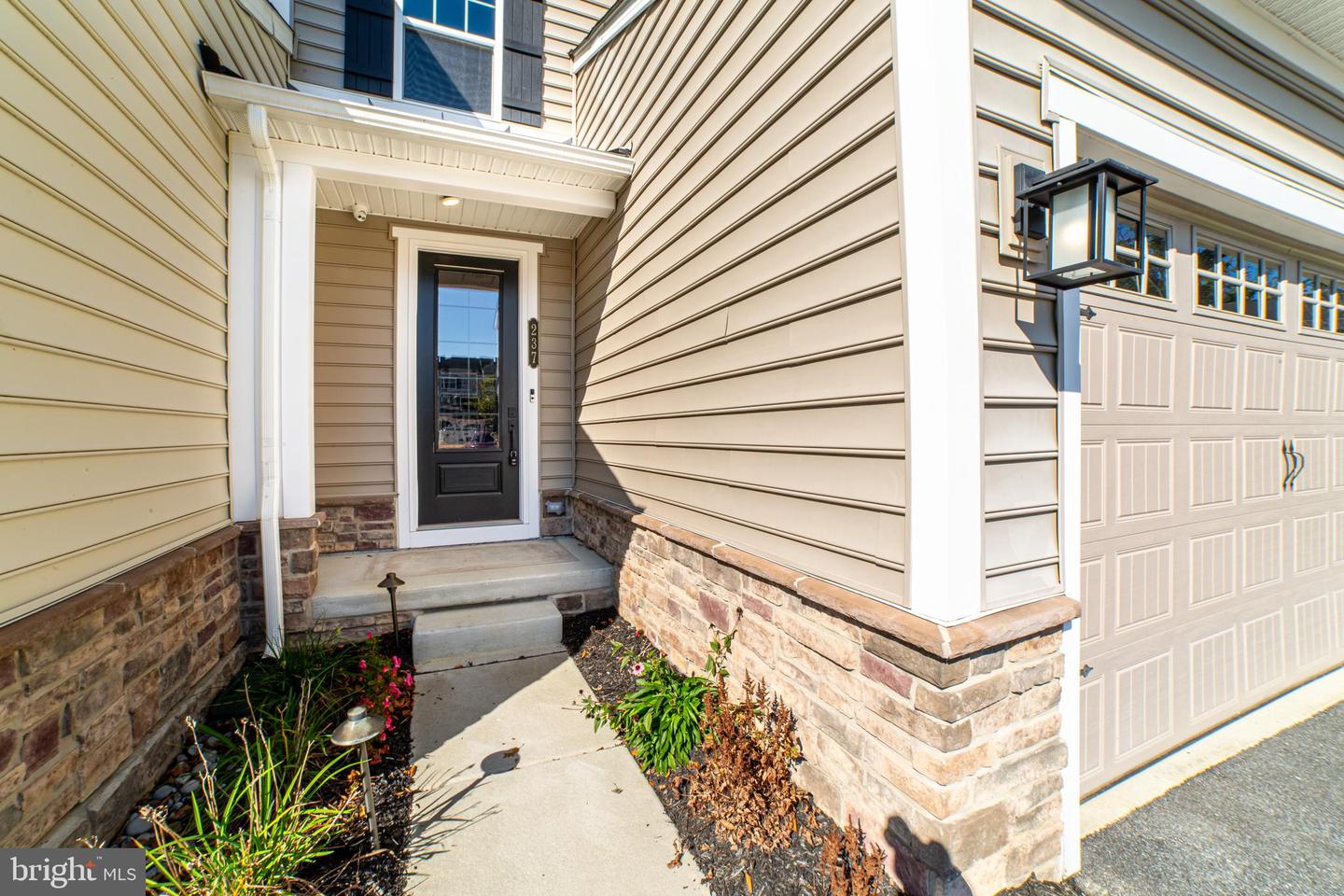 237 W Ponds Edge Dr