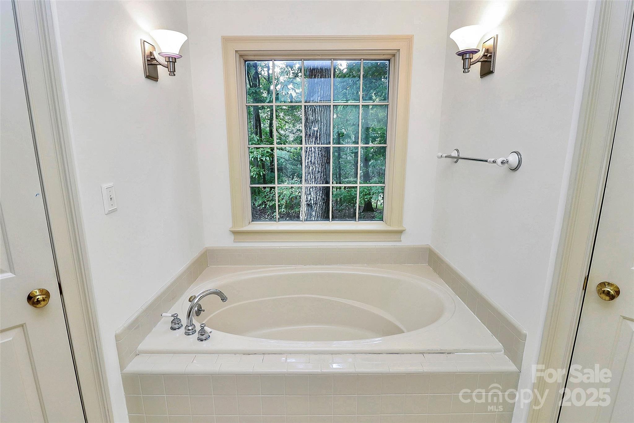 4121 Olde Roxbury Drive