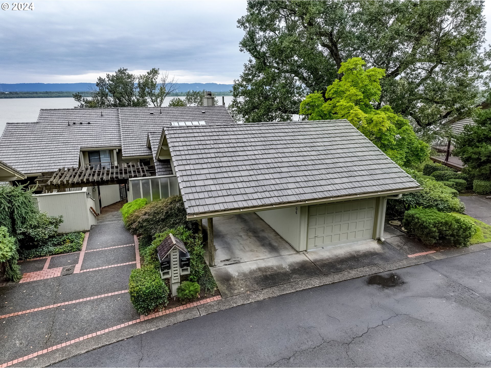 8906 NW LAKESHORE AVE 10