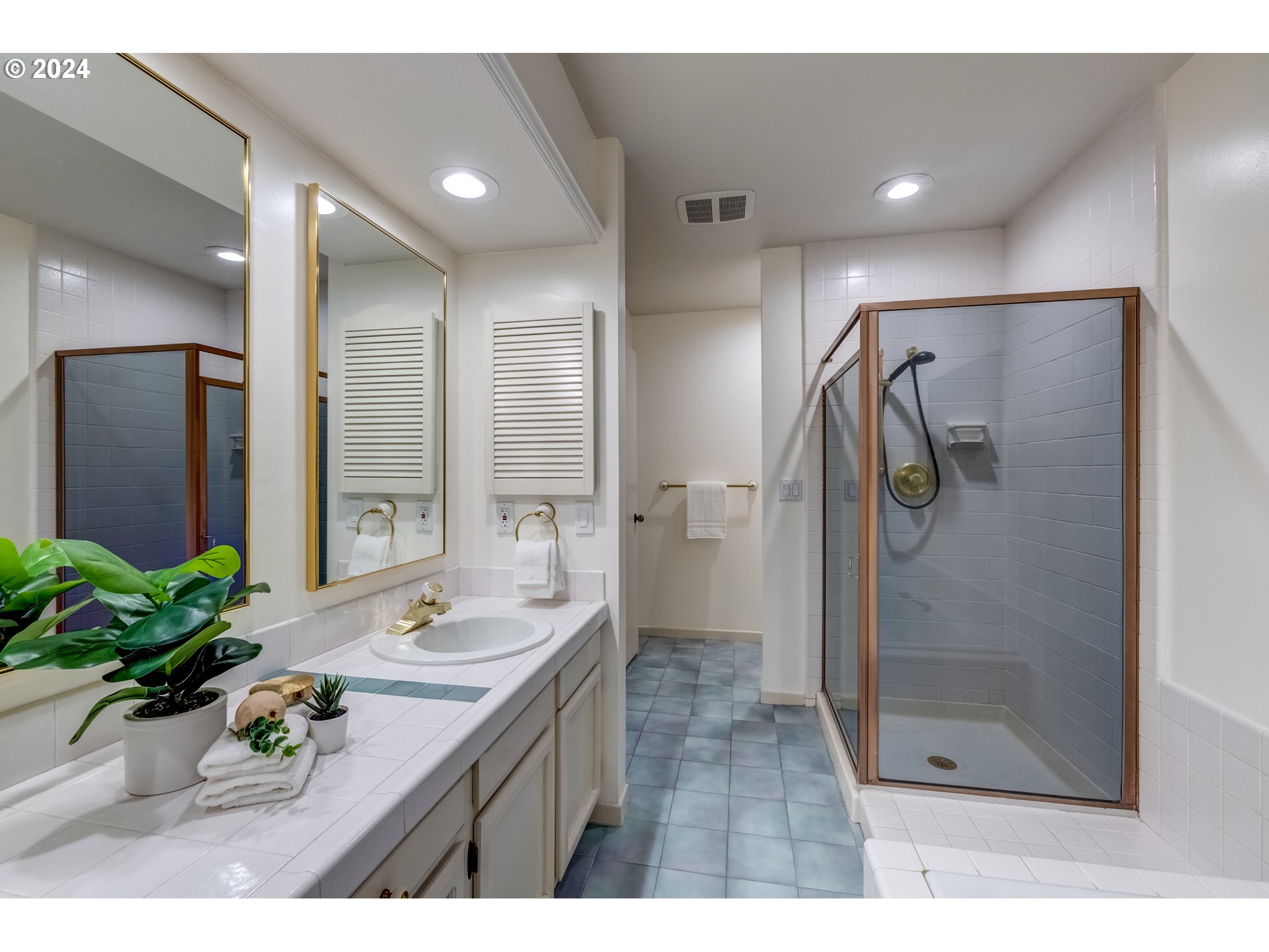 8906 NW LAKESHORE AVE 10