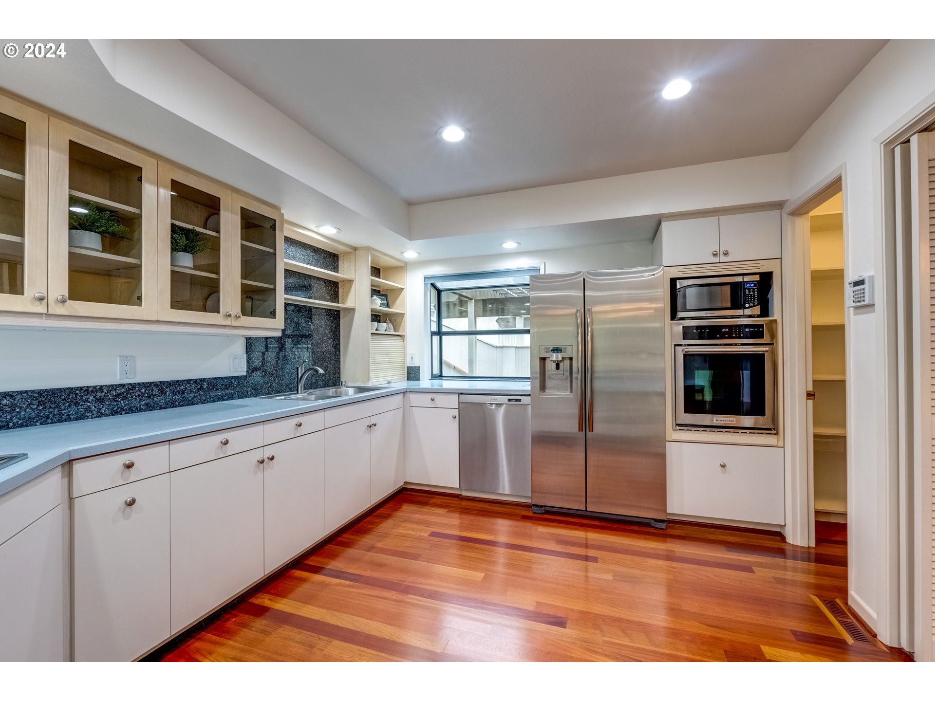 8906 NW LAKESHORE AVE 10