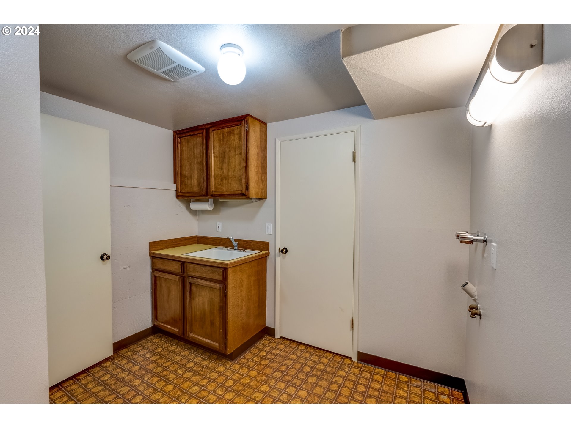 8906 NW LAKESHORE AVE 10