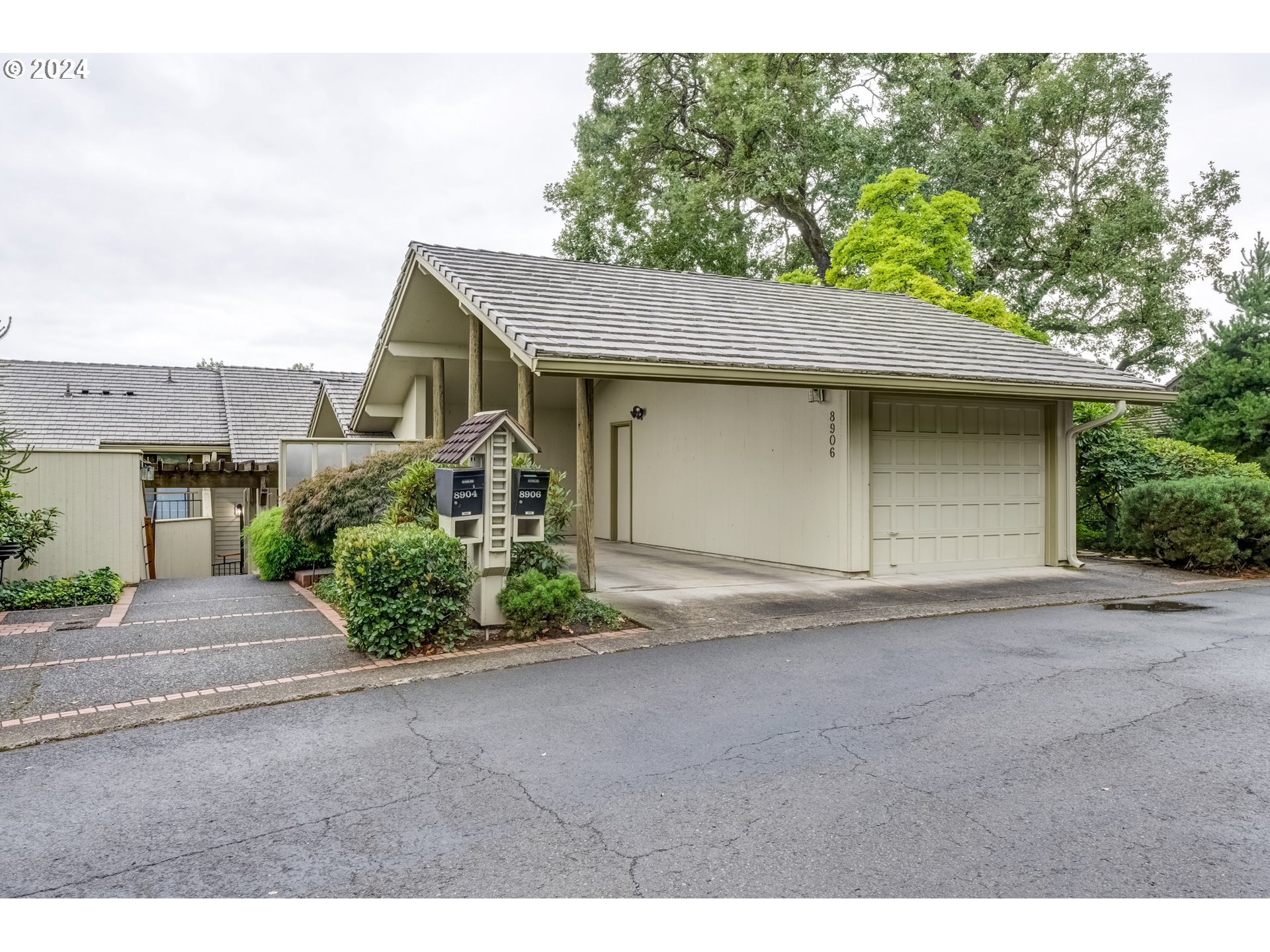 8906 NW LAKESHORE AVE 10