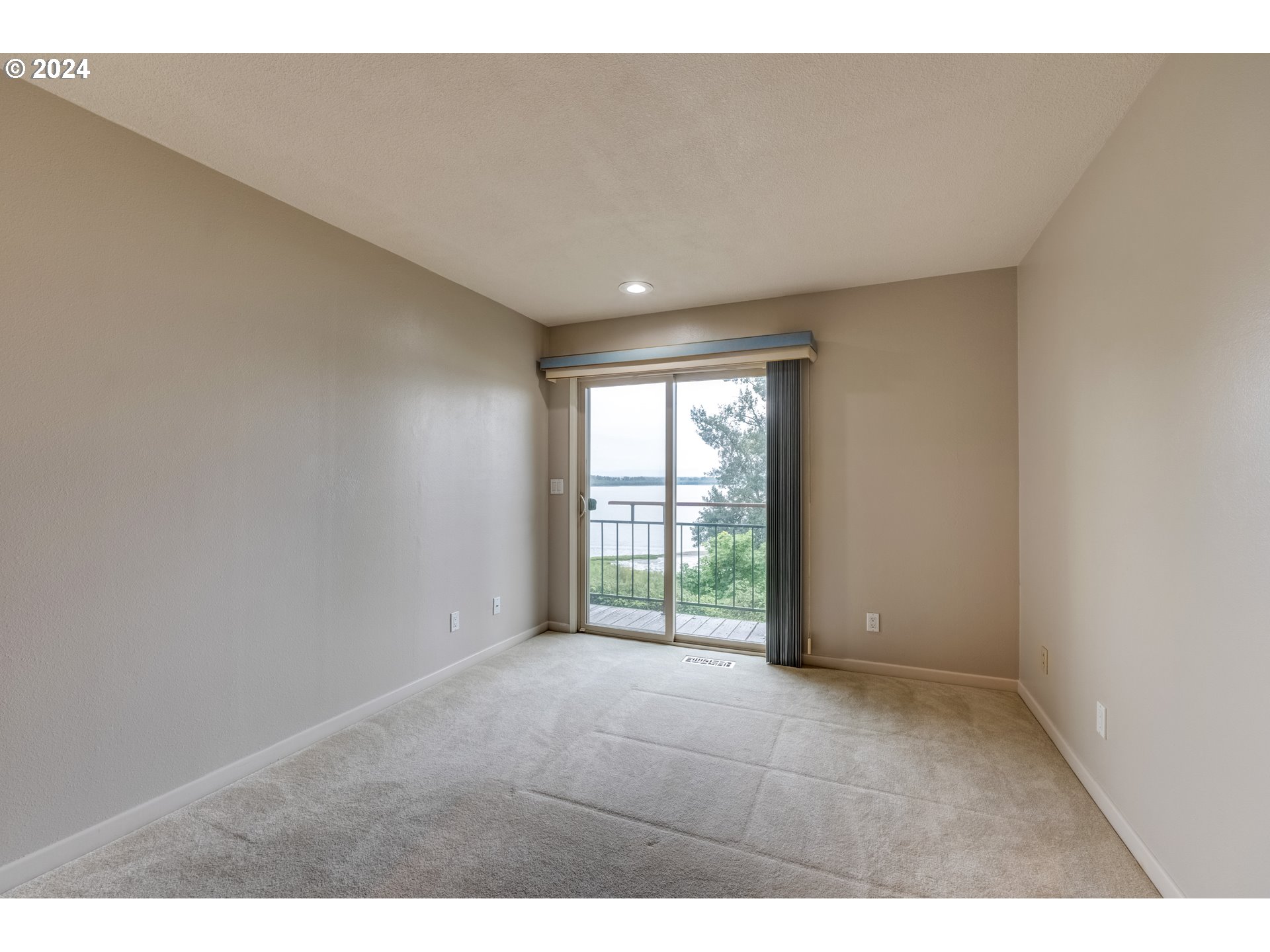 8906 NW LAKESHORE AVE 10