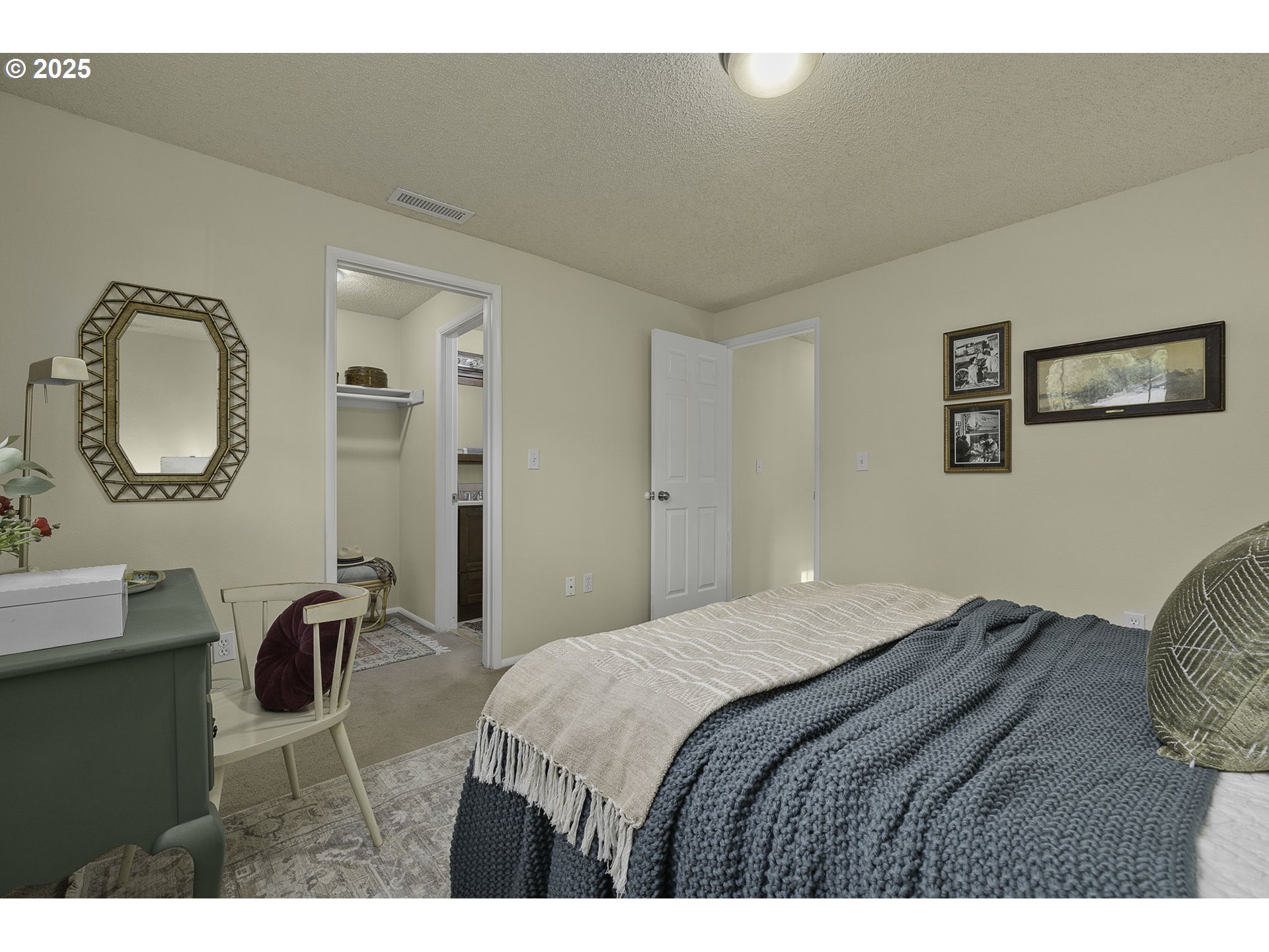 619 NE PINEBROOK AVE