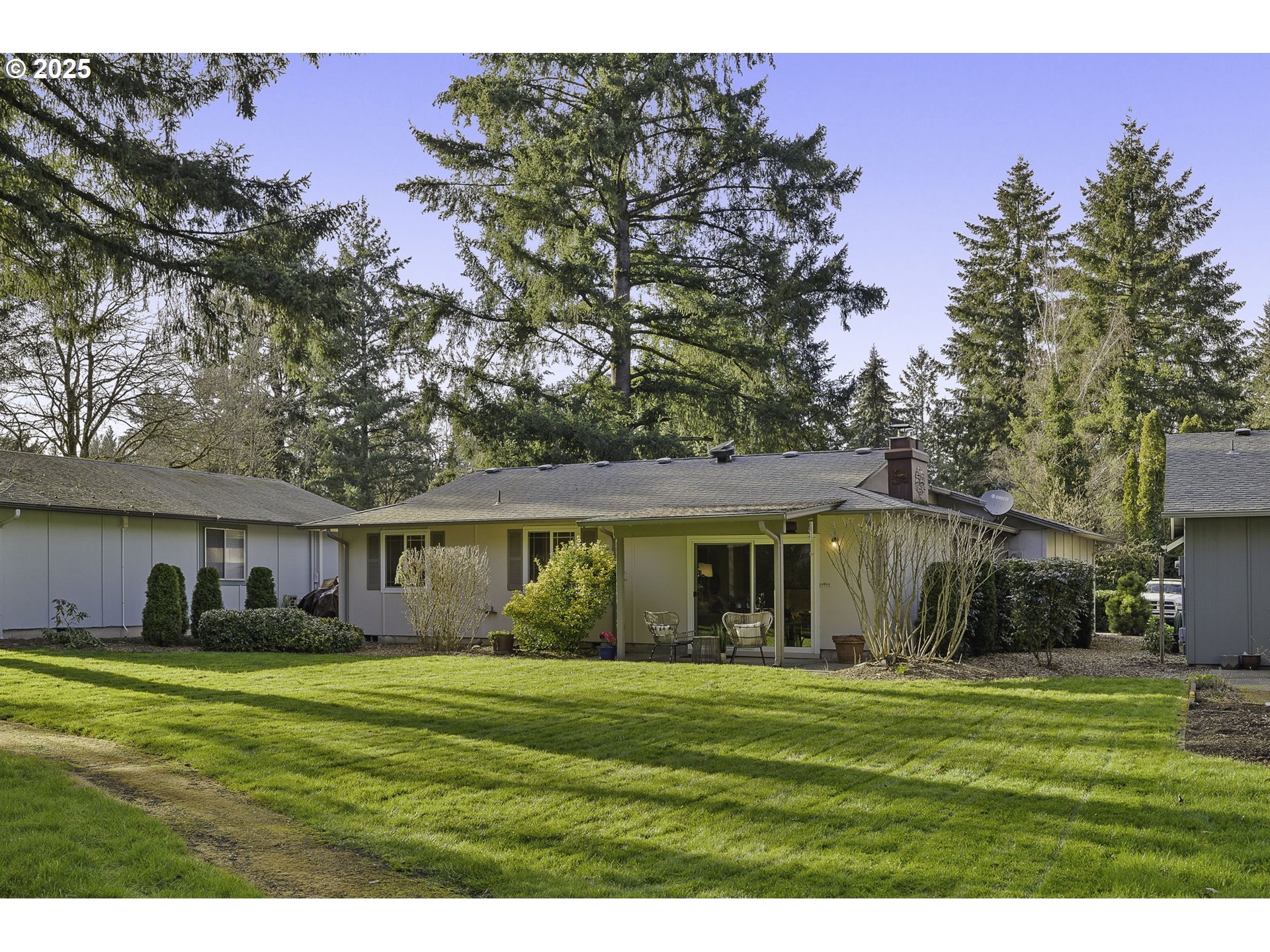 619 NE PINEBROOK AVE