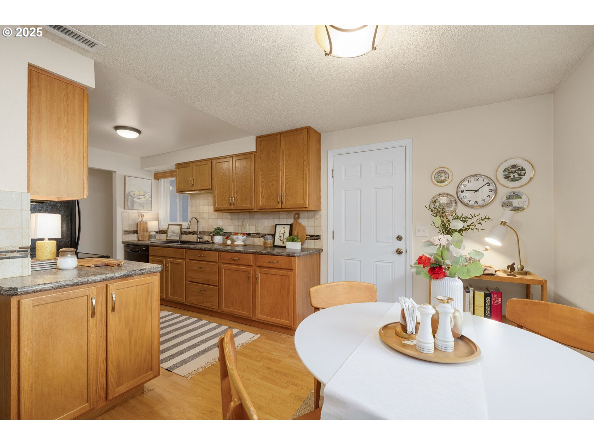 619 NE PINEBROOK AVE