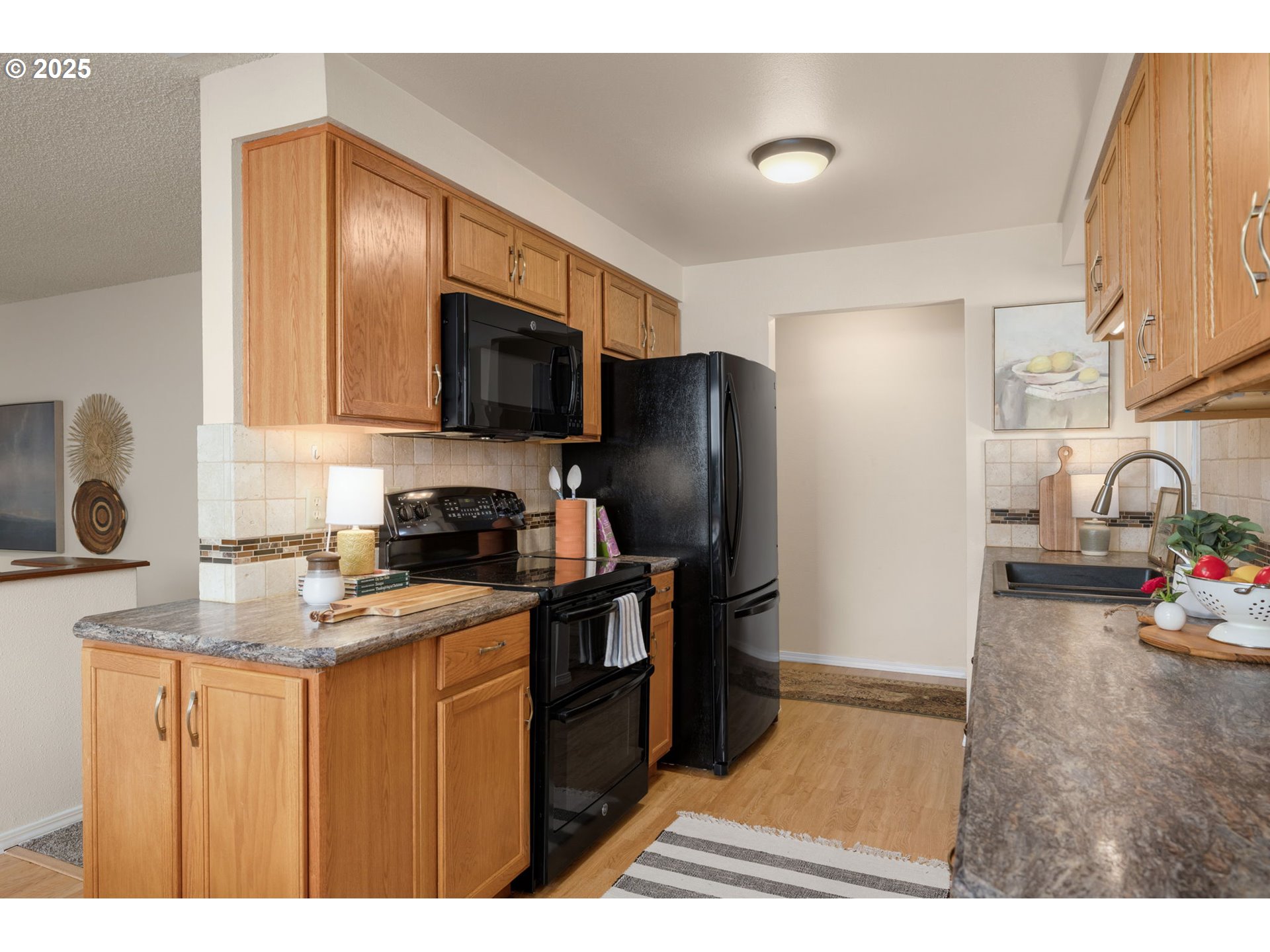 619 NE PINEBROOK AVE