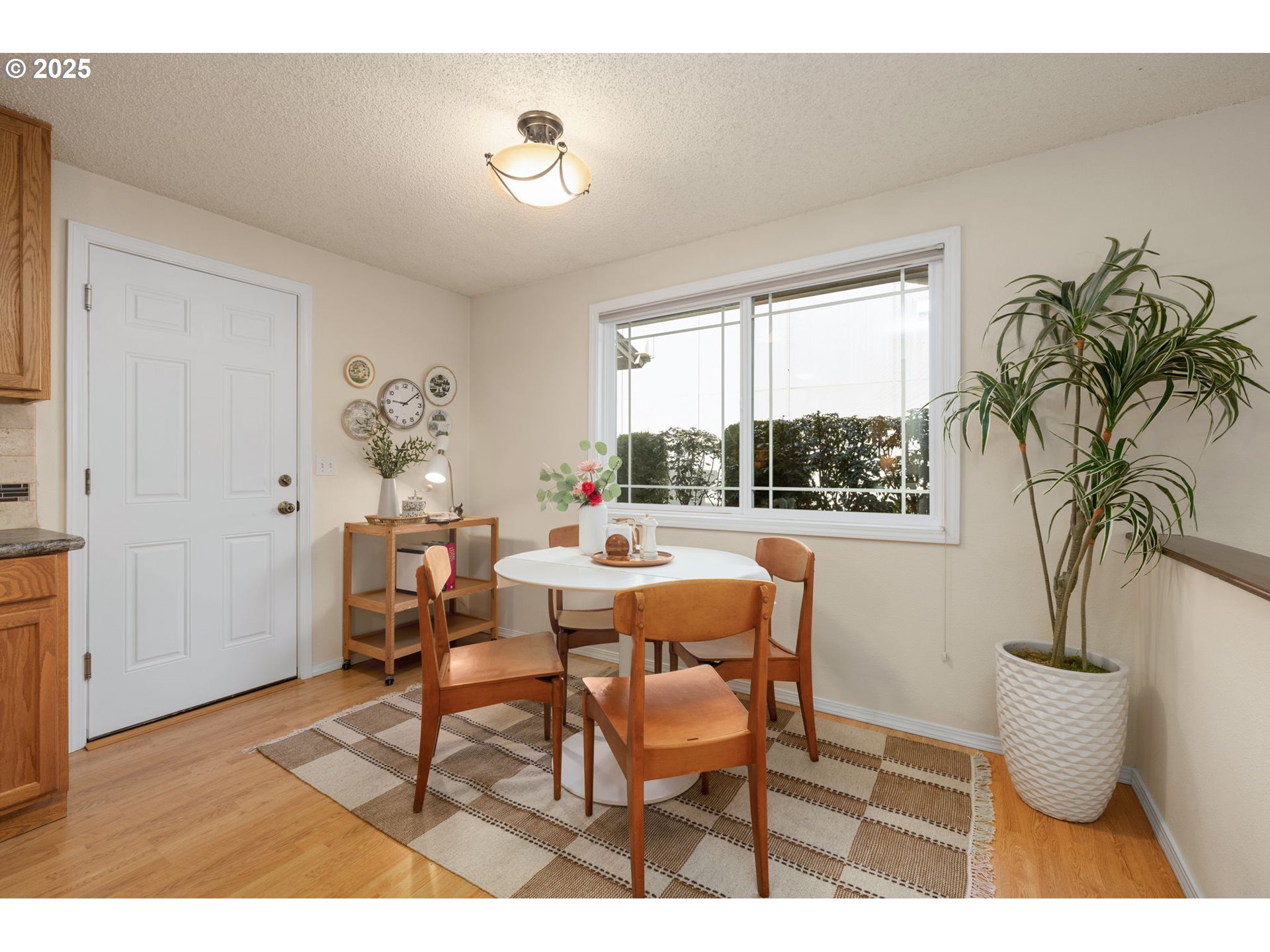 619 NE PINEBROOK AVE