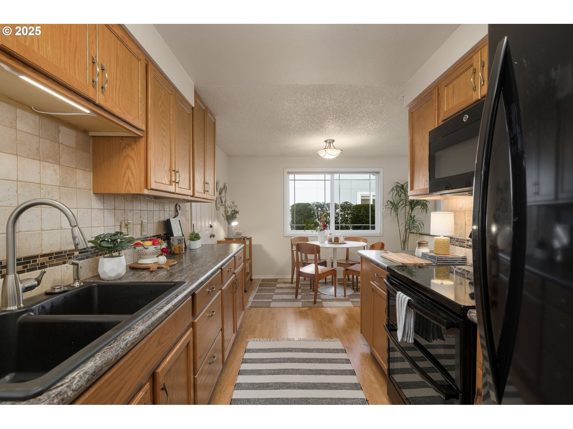 619 NE PINEBROOK AVE