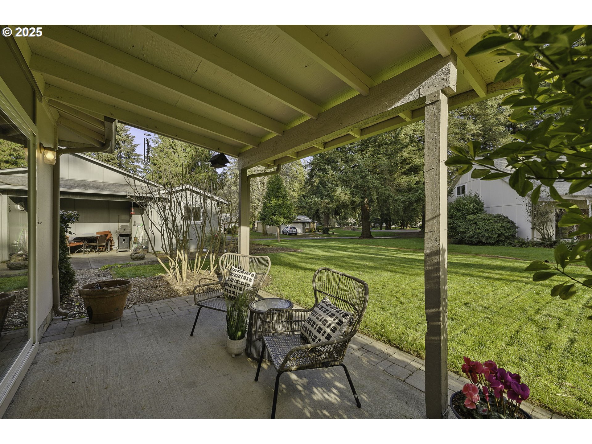 619 NE PINEBROOK AVE