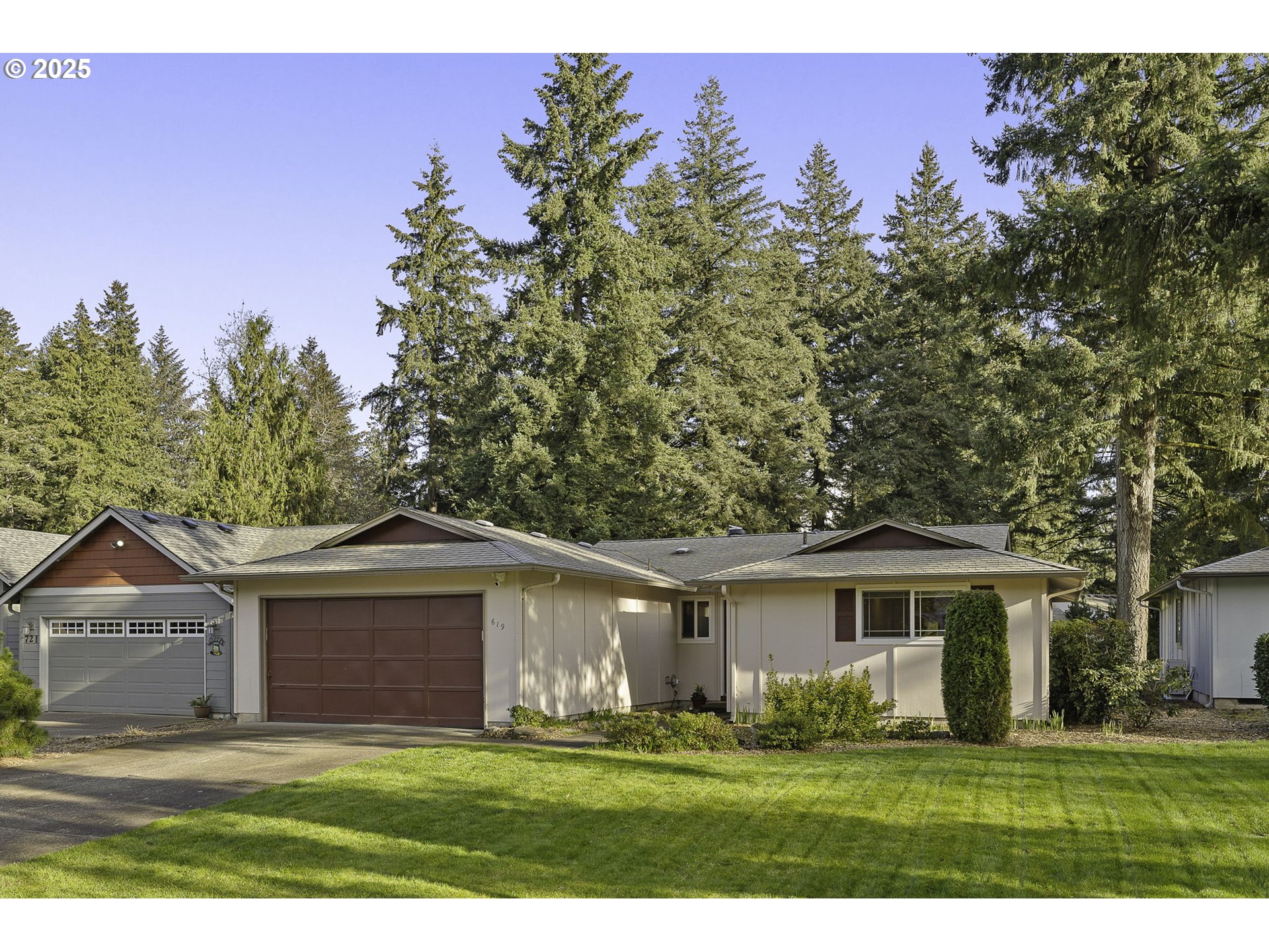 619 NE PINEBROOK AVE