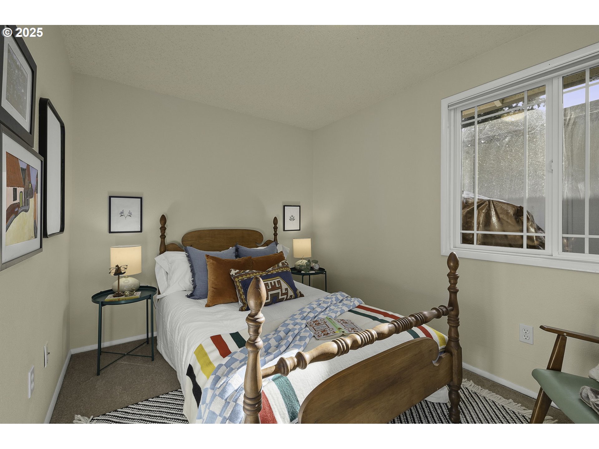 619 NE PINEBROOK AVE