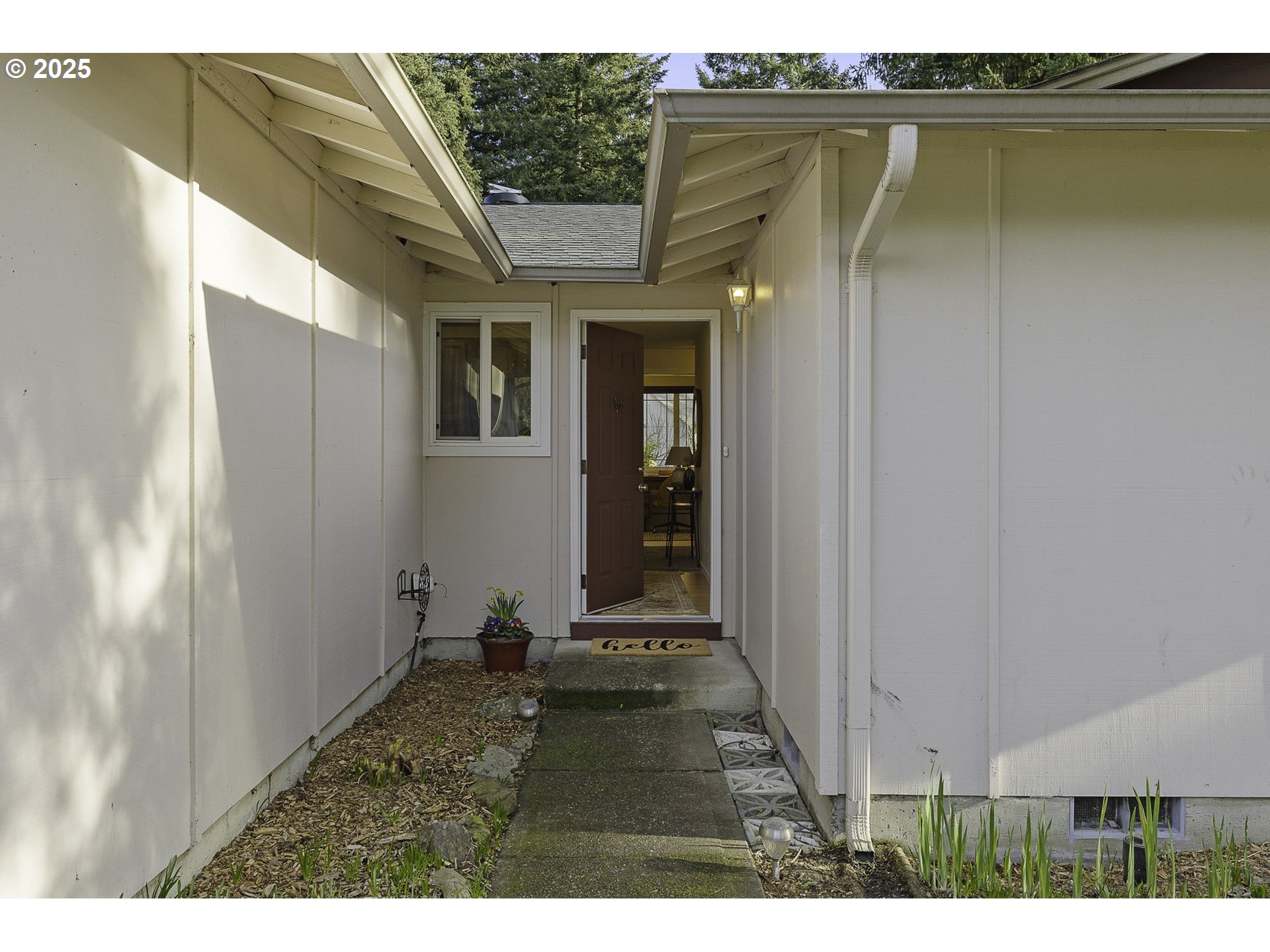 619 NE PINEBROOK AVE