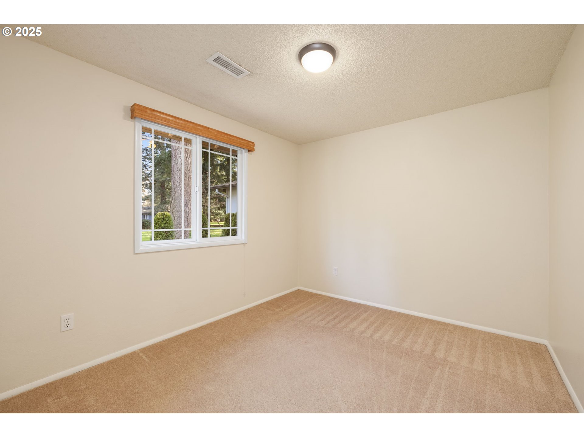 619 NE PINEBROOK AVE