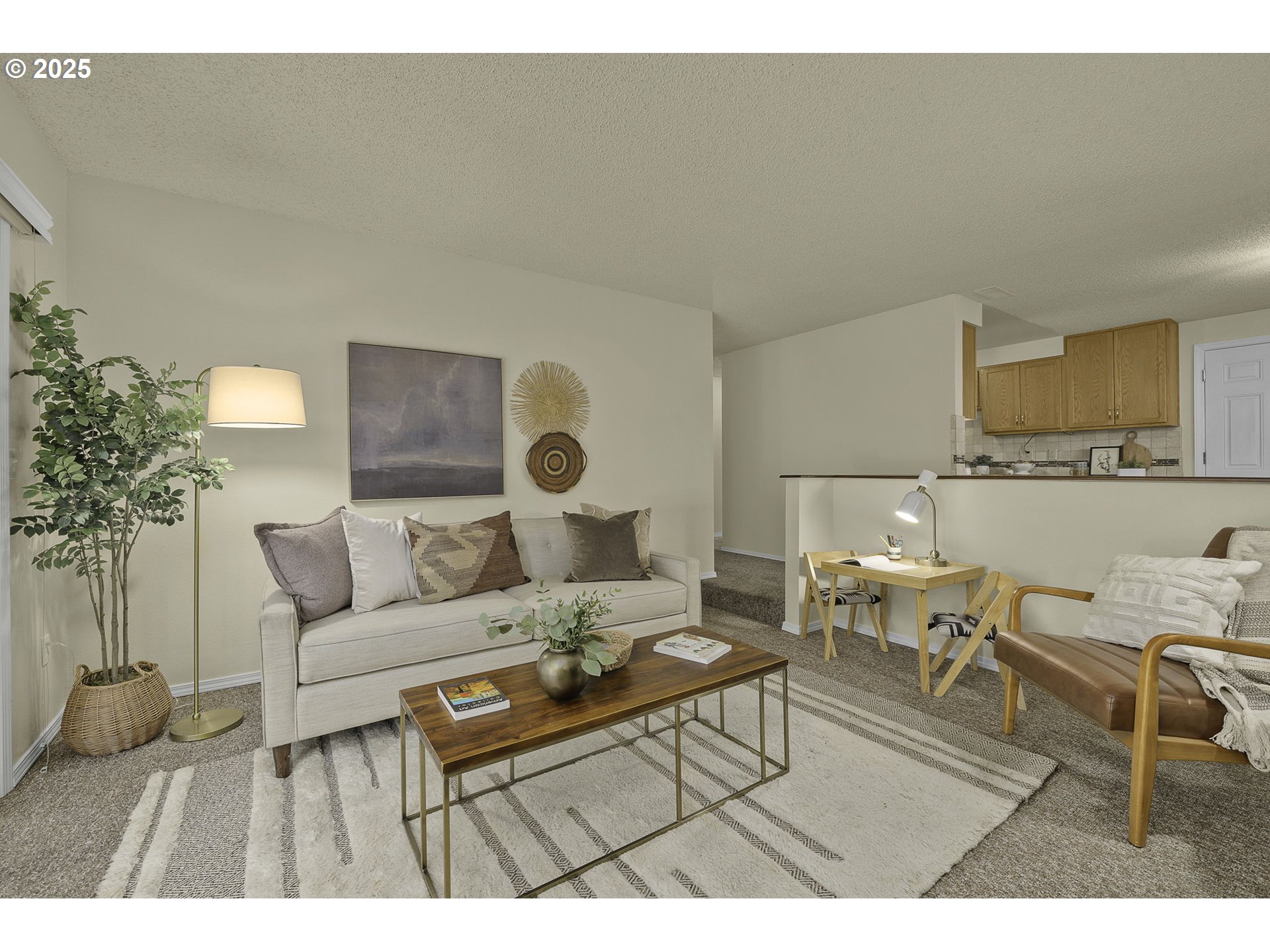 619 NE PINEBROOK AVE