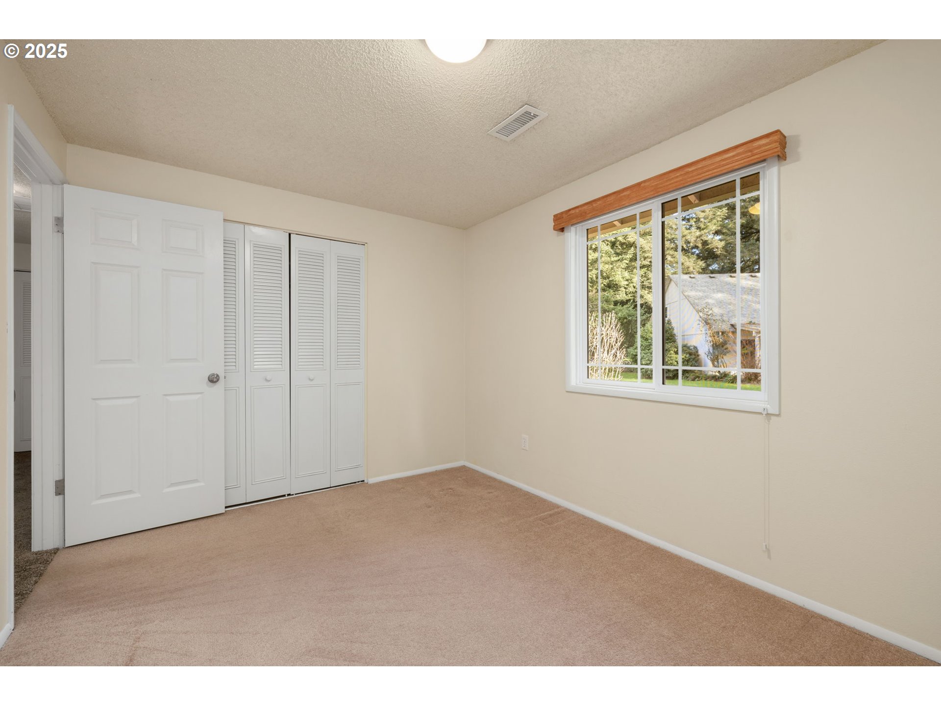 619 NE PINEBROOK AVE