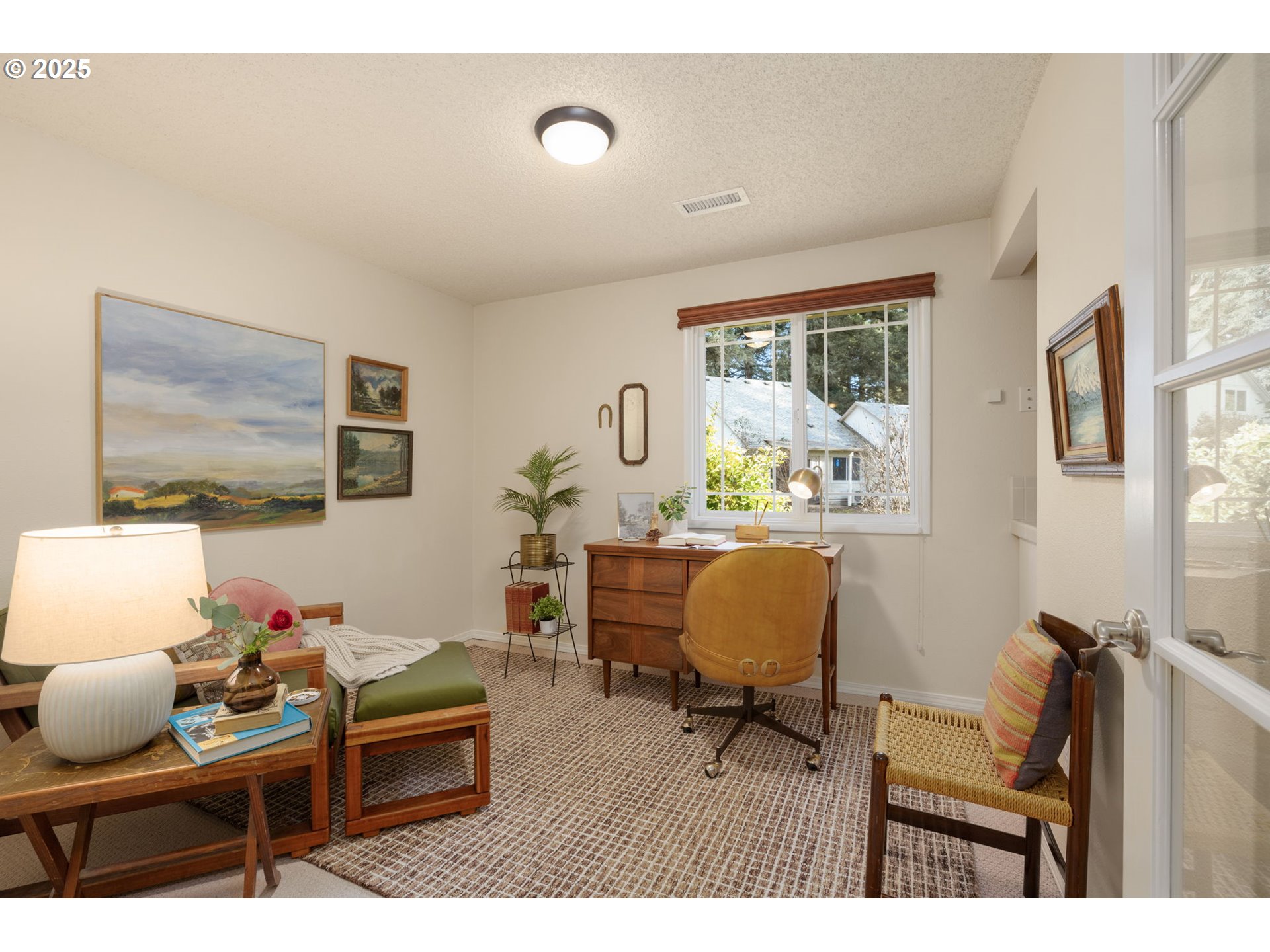 619 NE PINEBROOK AVE