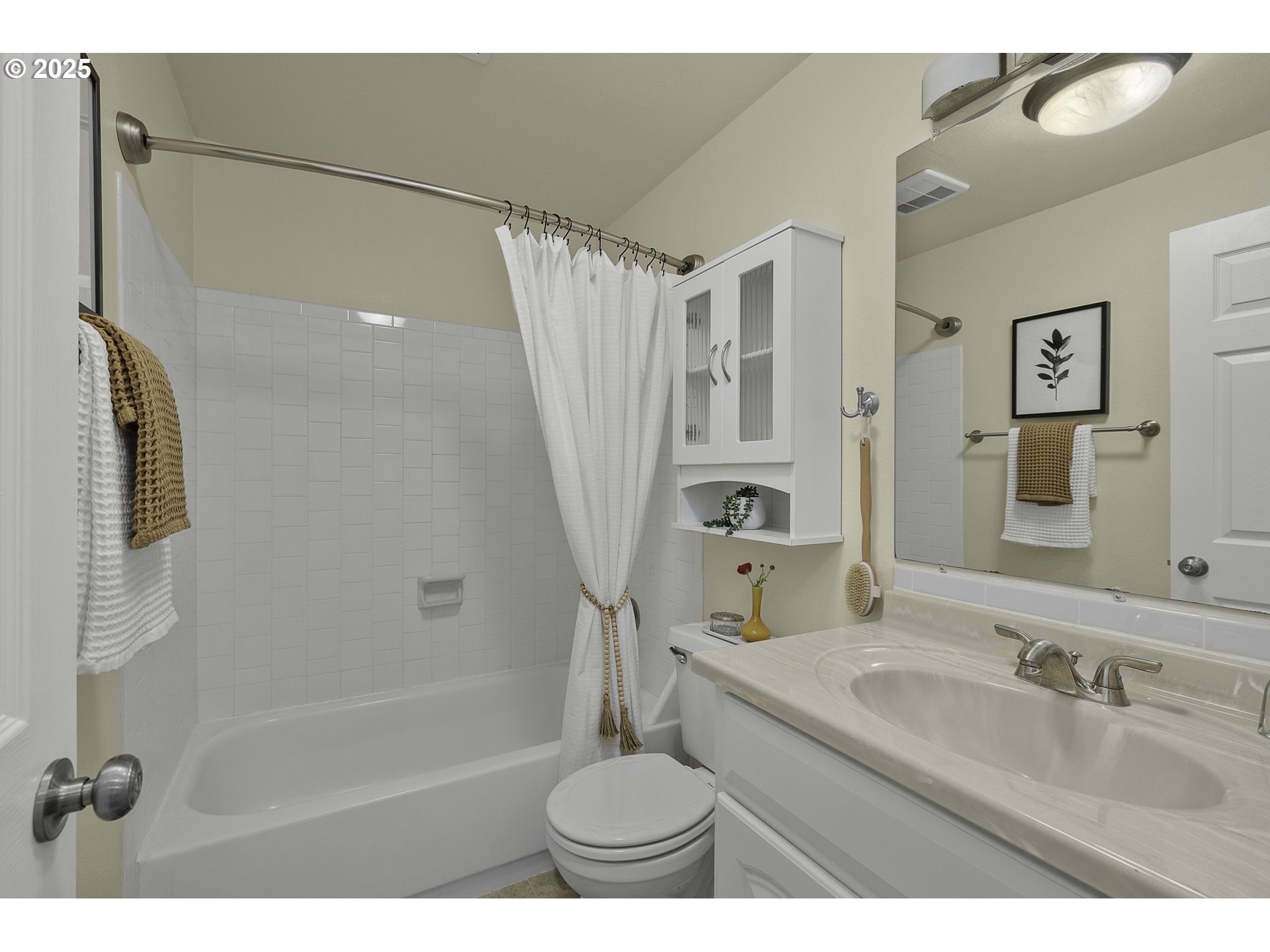 619 NE PINEBROOK AVE