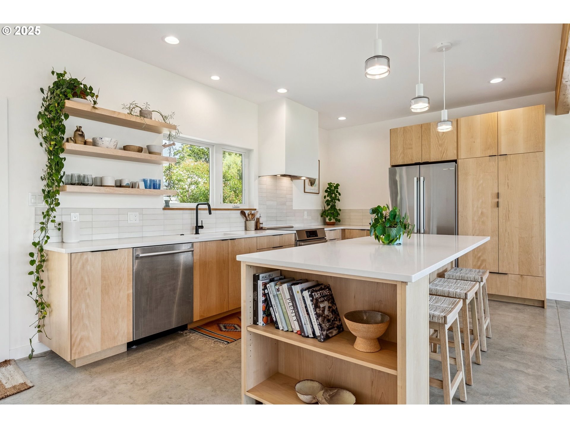 468 NW Strawberry Mountain RD