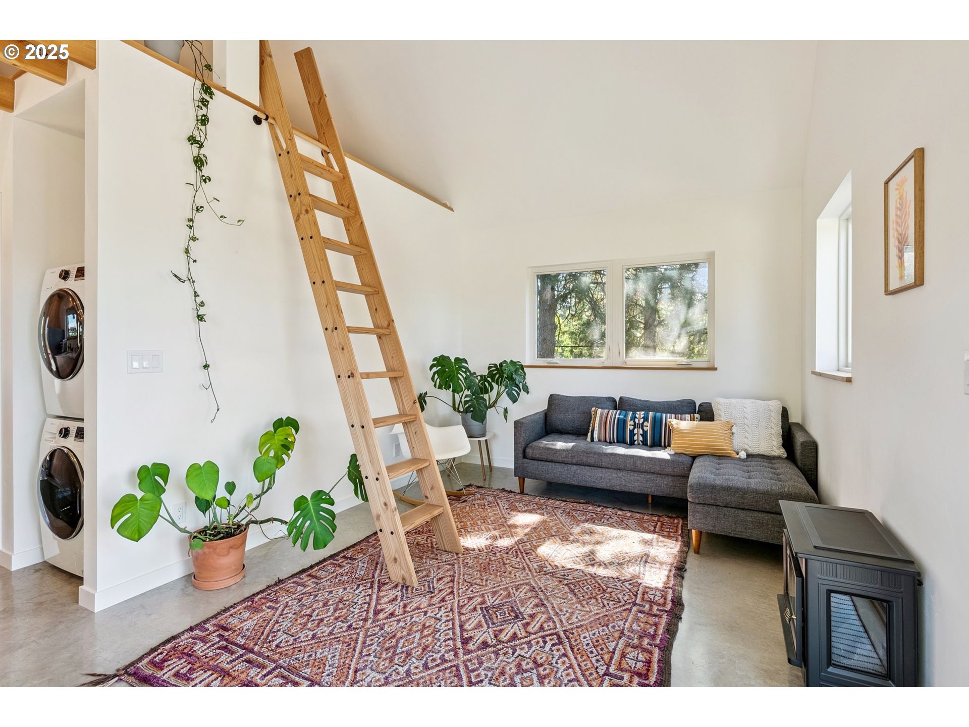 468 NW Strawberry Mountain RD