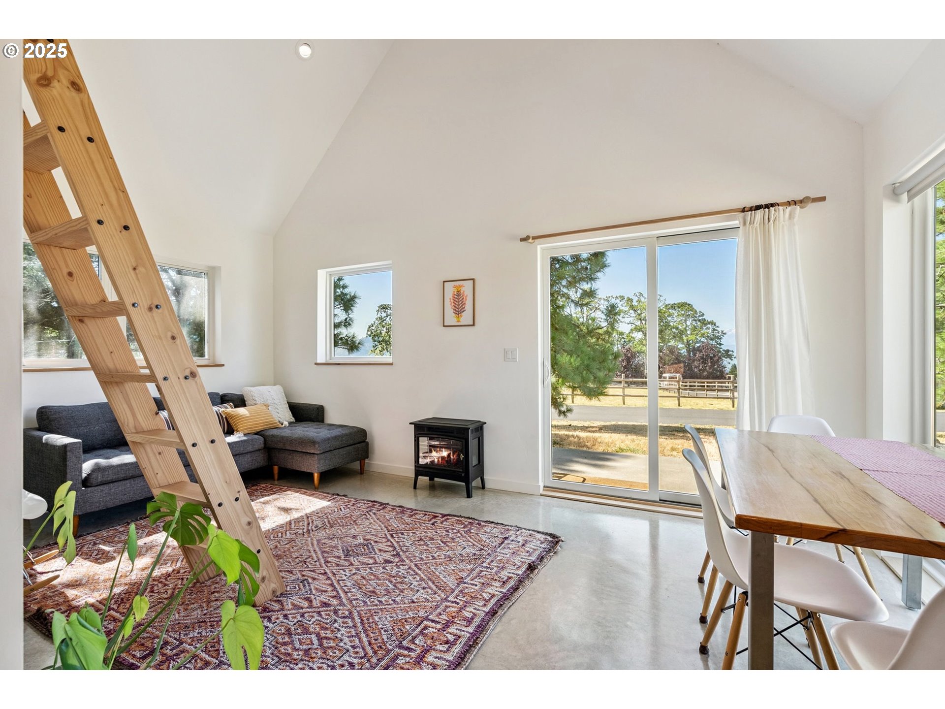 468 NW Strawberry Mountain RD