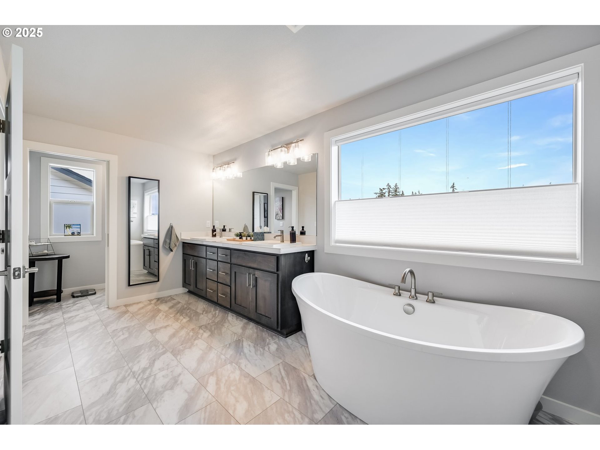 2511 S WHITE SALMON DR