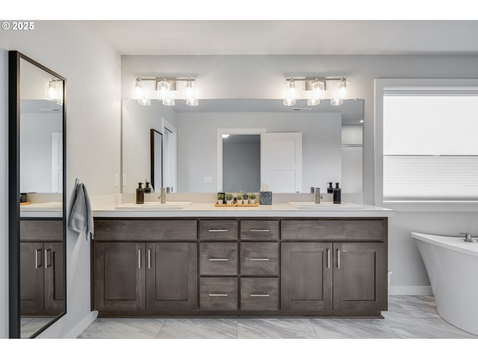 2511 S WHITE SALMON DR