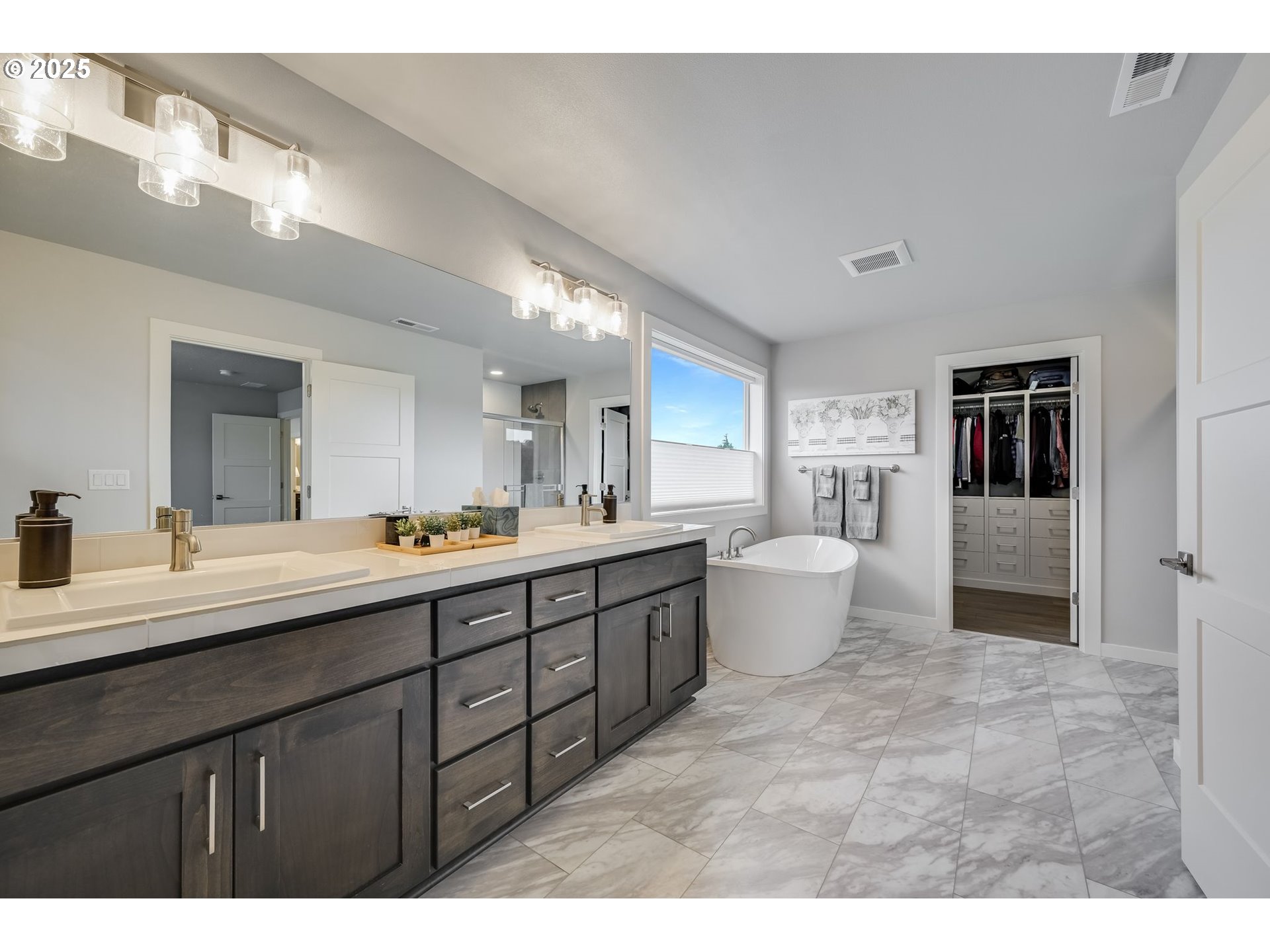 2511 S WHITE SALMON DR