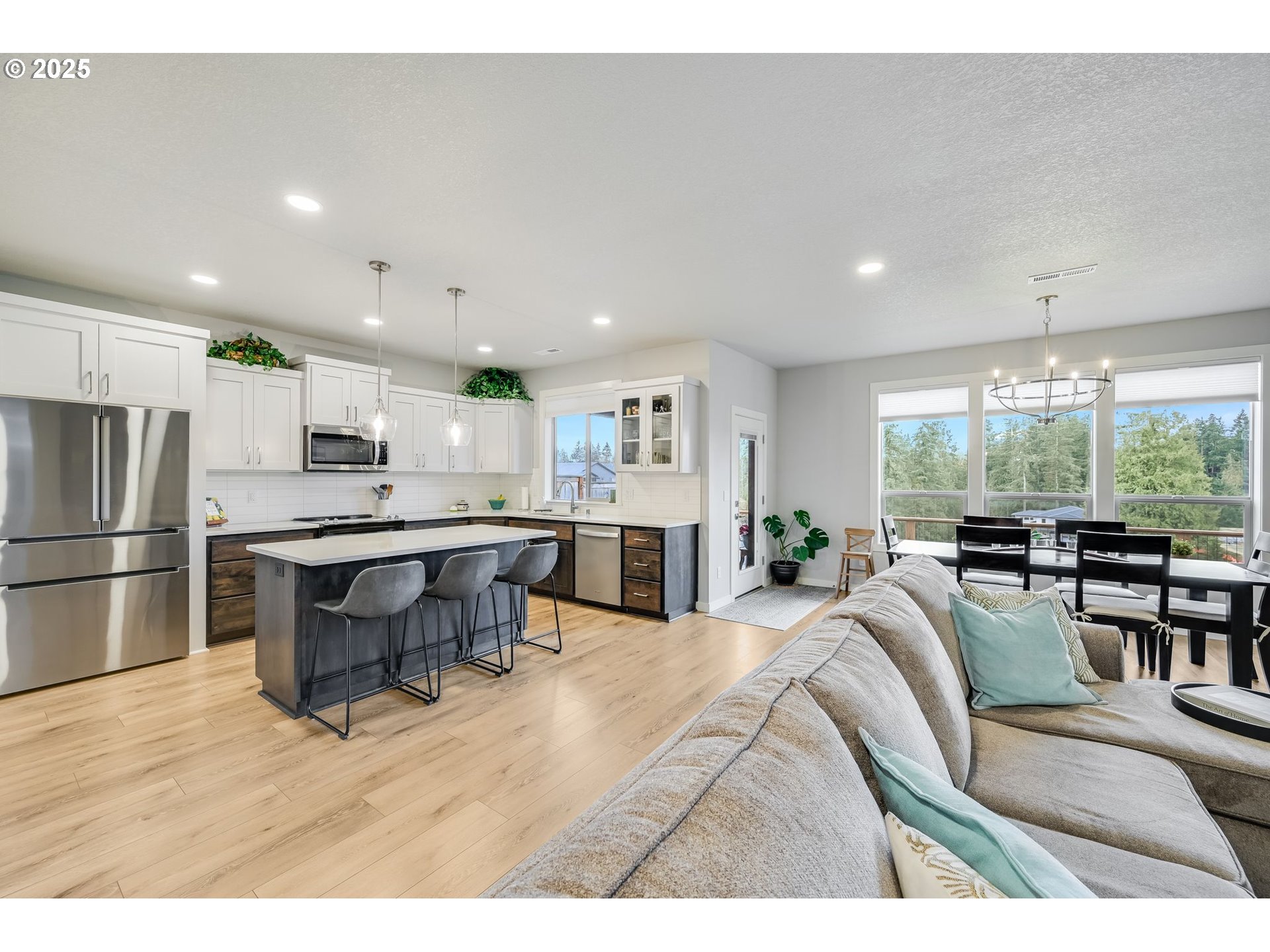 2511 S WHITE SALMON DR