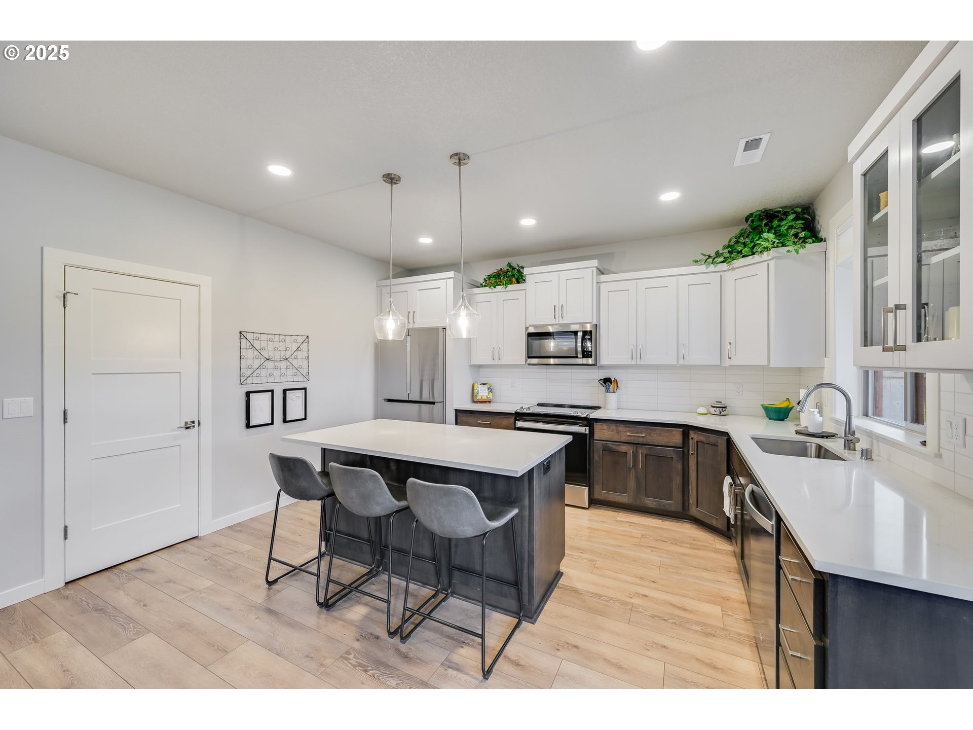 2511 S WHITE SALMON DR