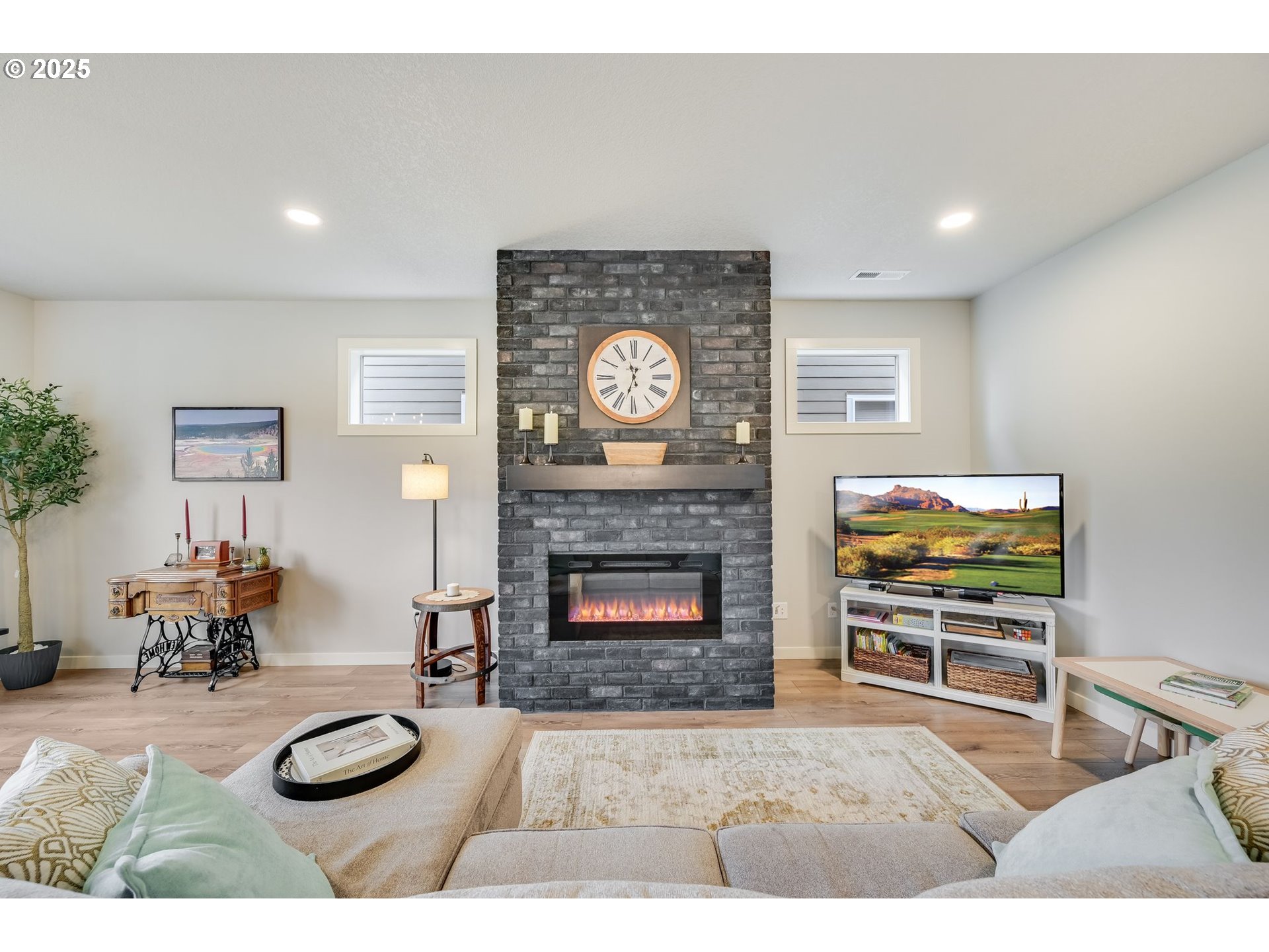 2511 S WHITE SALMON DR