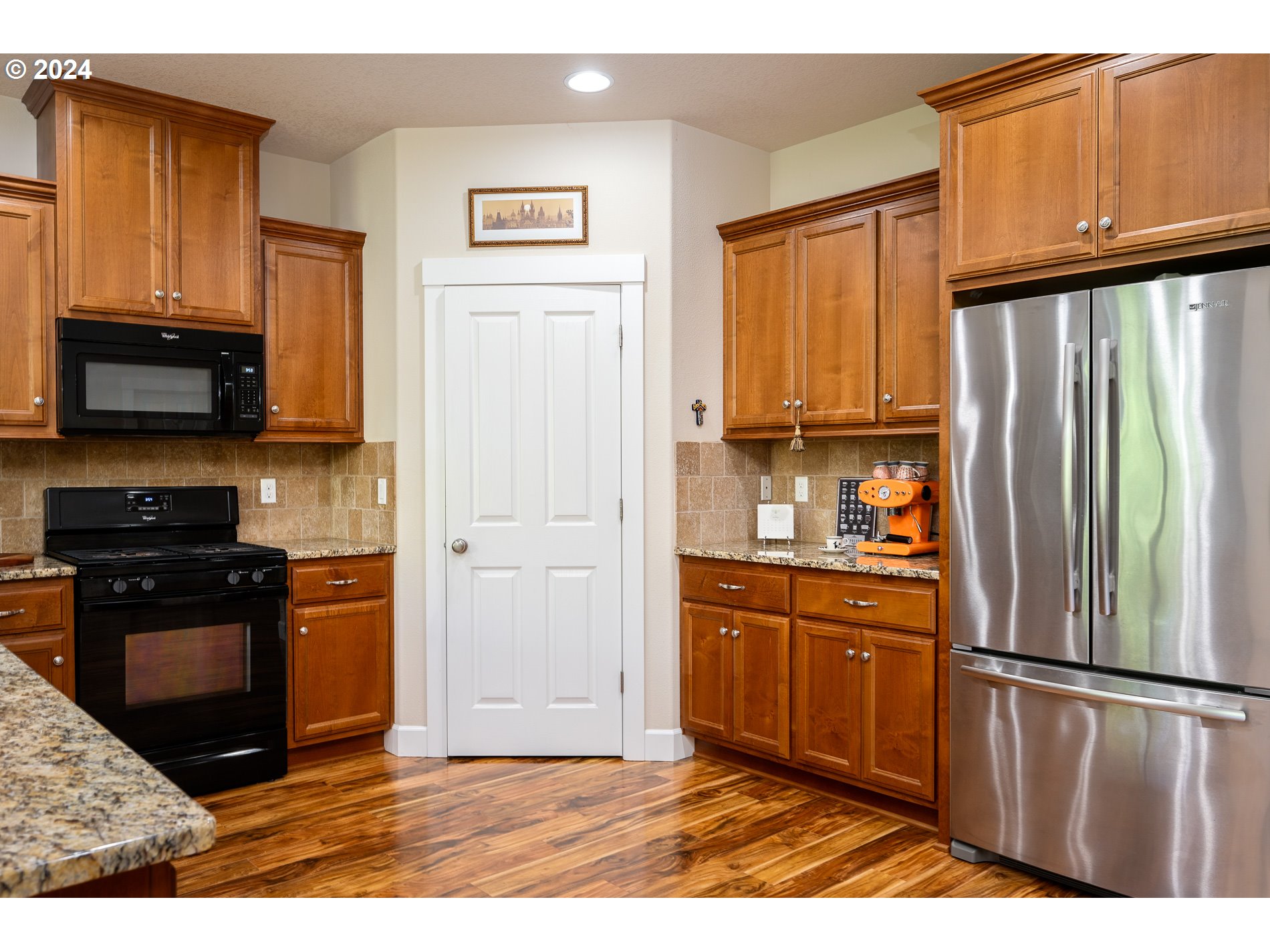 512 N HORNS CORNER DR