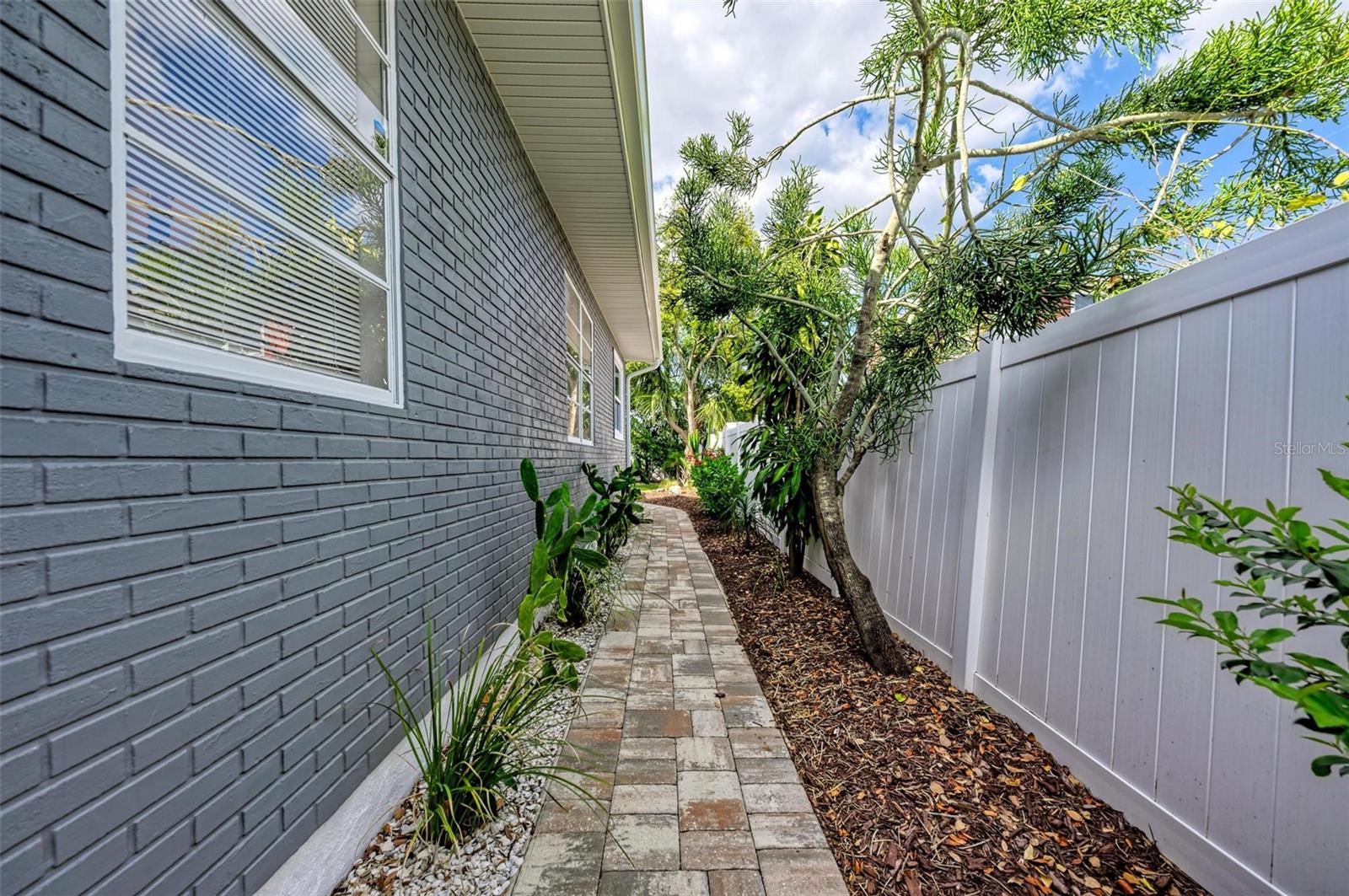 2305 W CORDELIA ST